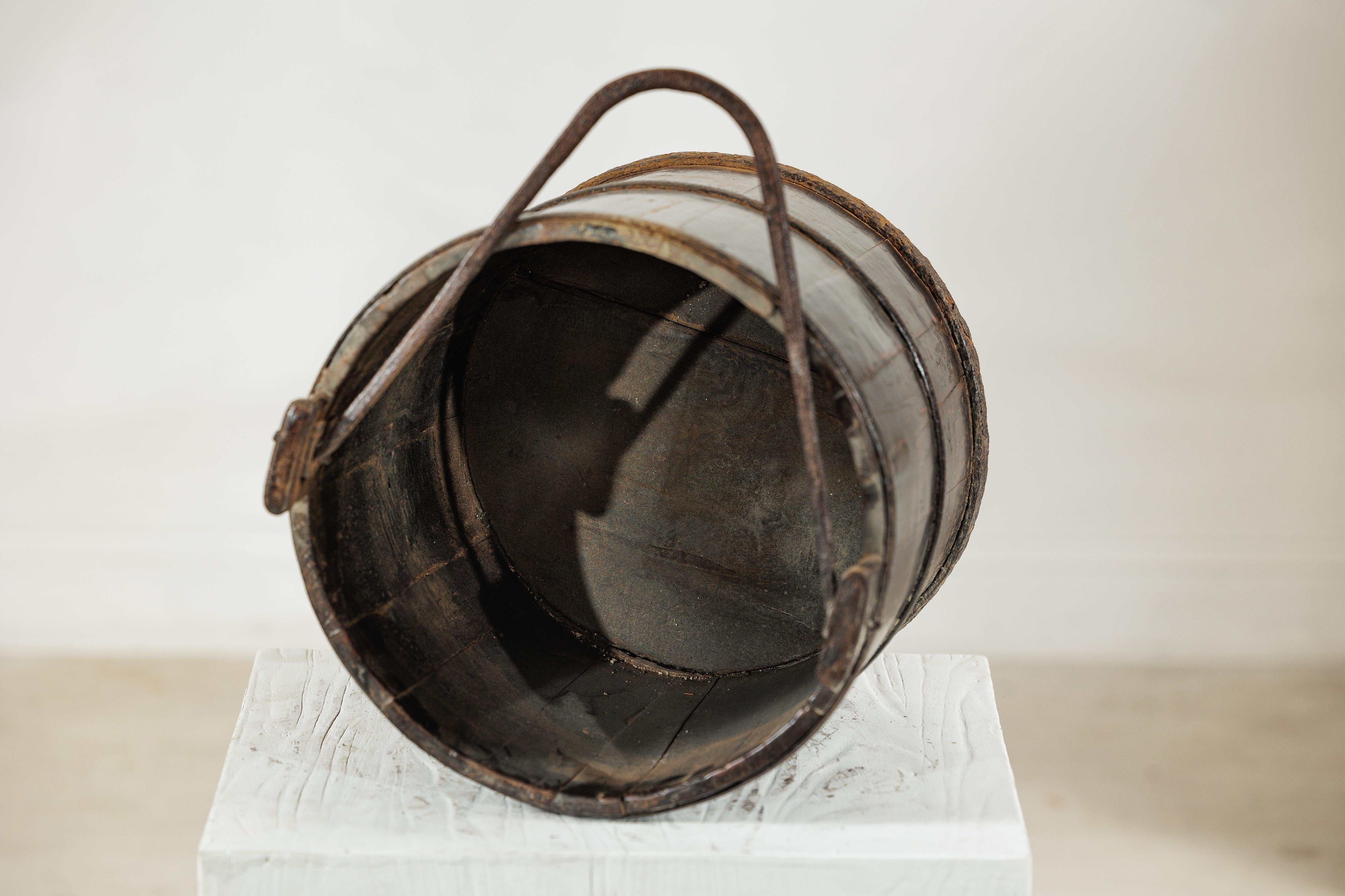 Antique Indian Wooden Water Bucket with Iron Handle and Dark Patina in vendita 3