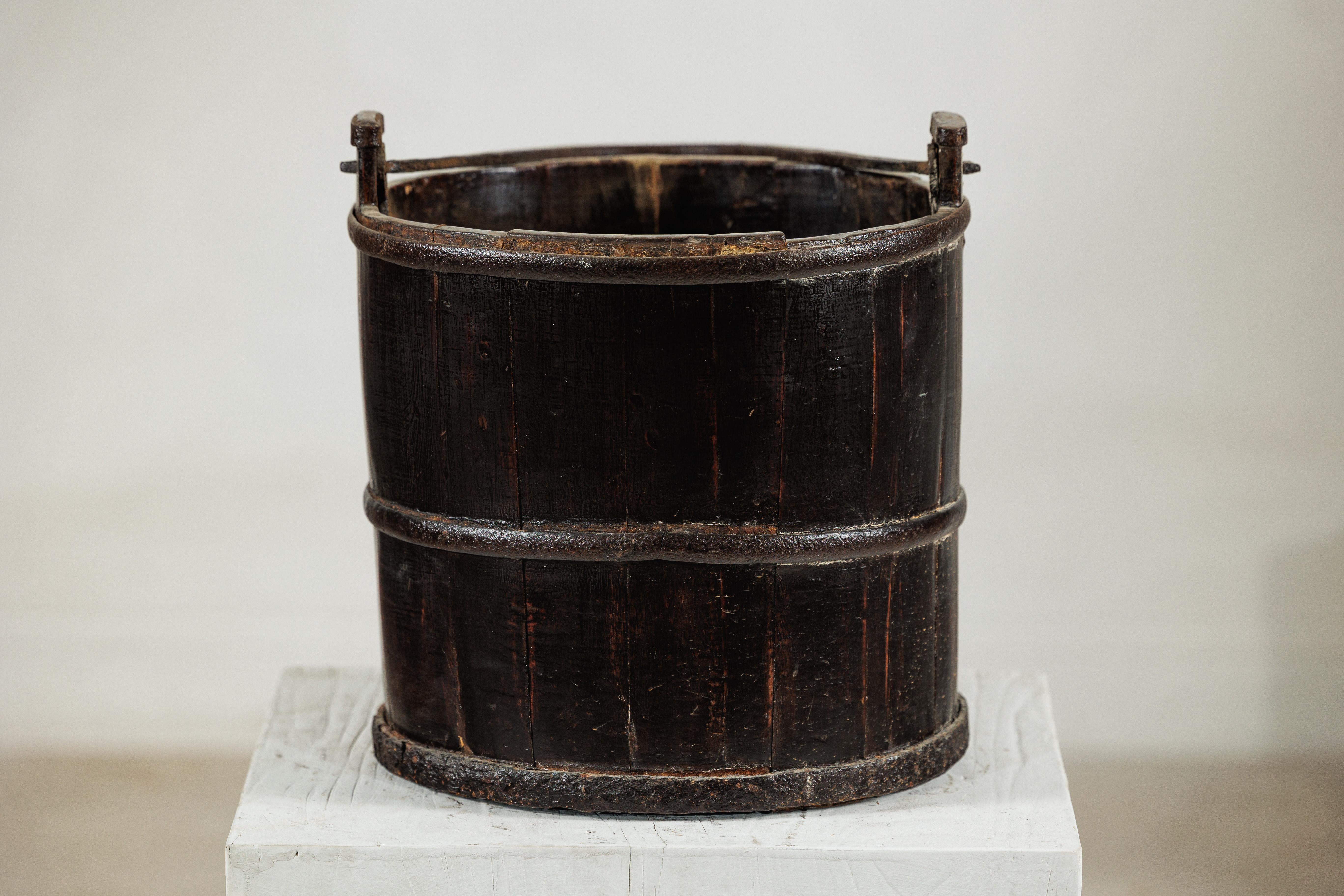 Antique Indian Wooden Water Bucket with Iron Handle and Dark Patina in vendita 4