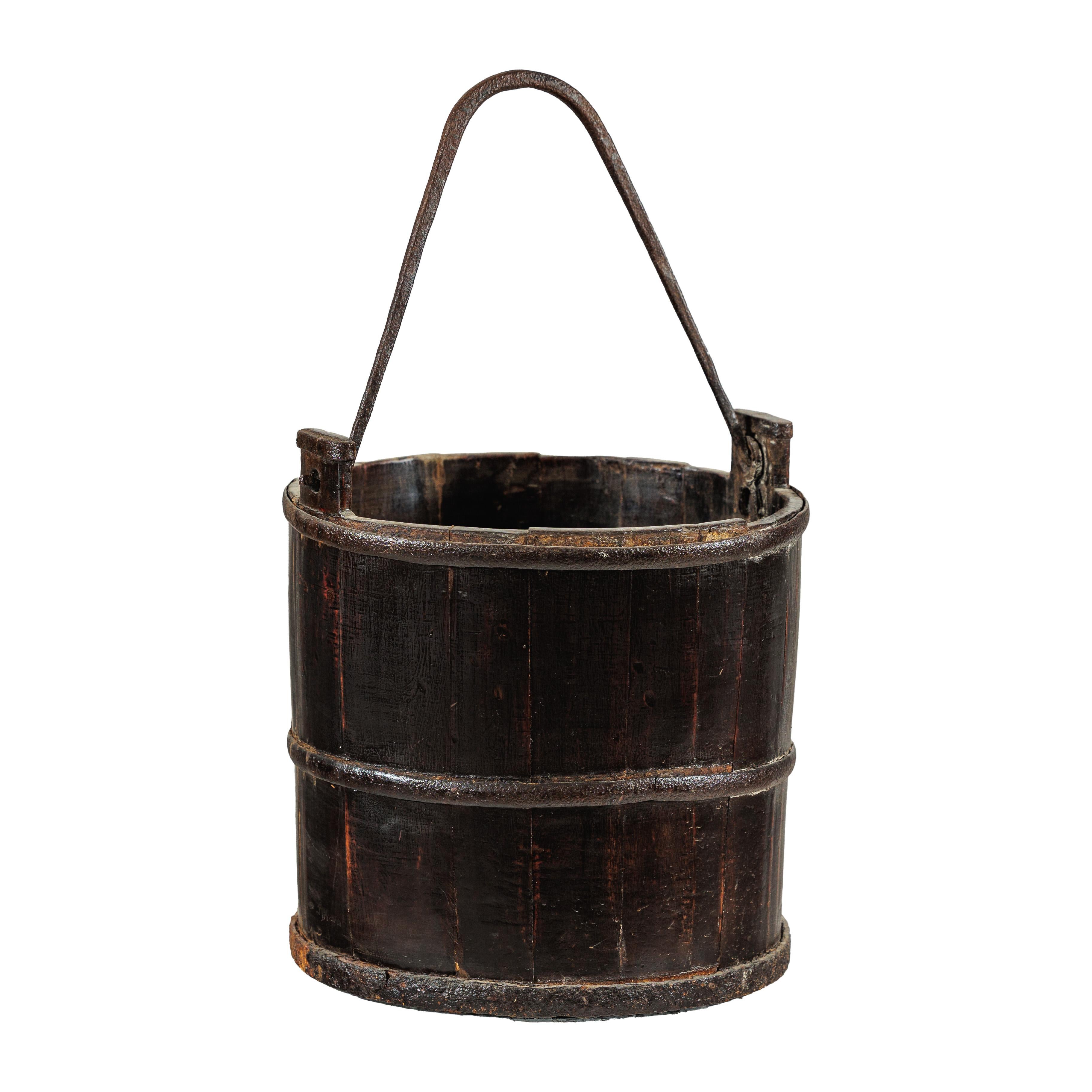 Antique Indian Wooden Water Bucket with Iron Handle and Dark Patina in vendita 5