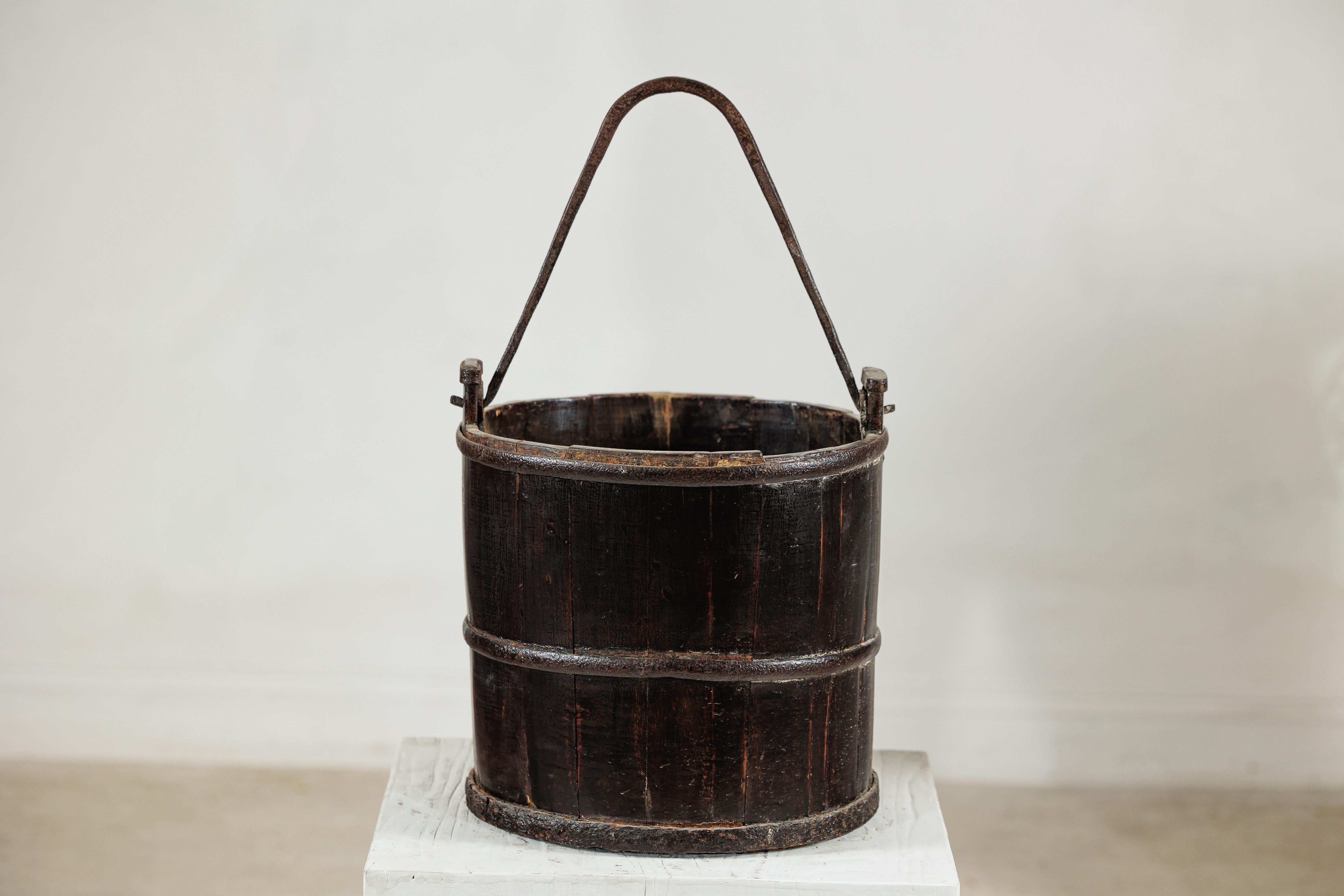 Rustico Antique Indian Wooden Water Bucket with Iron Handle and Dark Patina in vendita