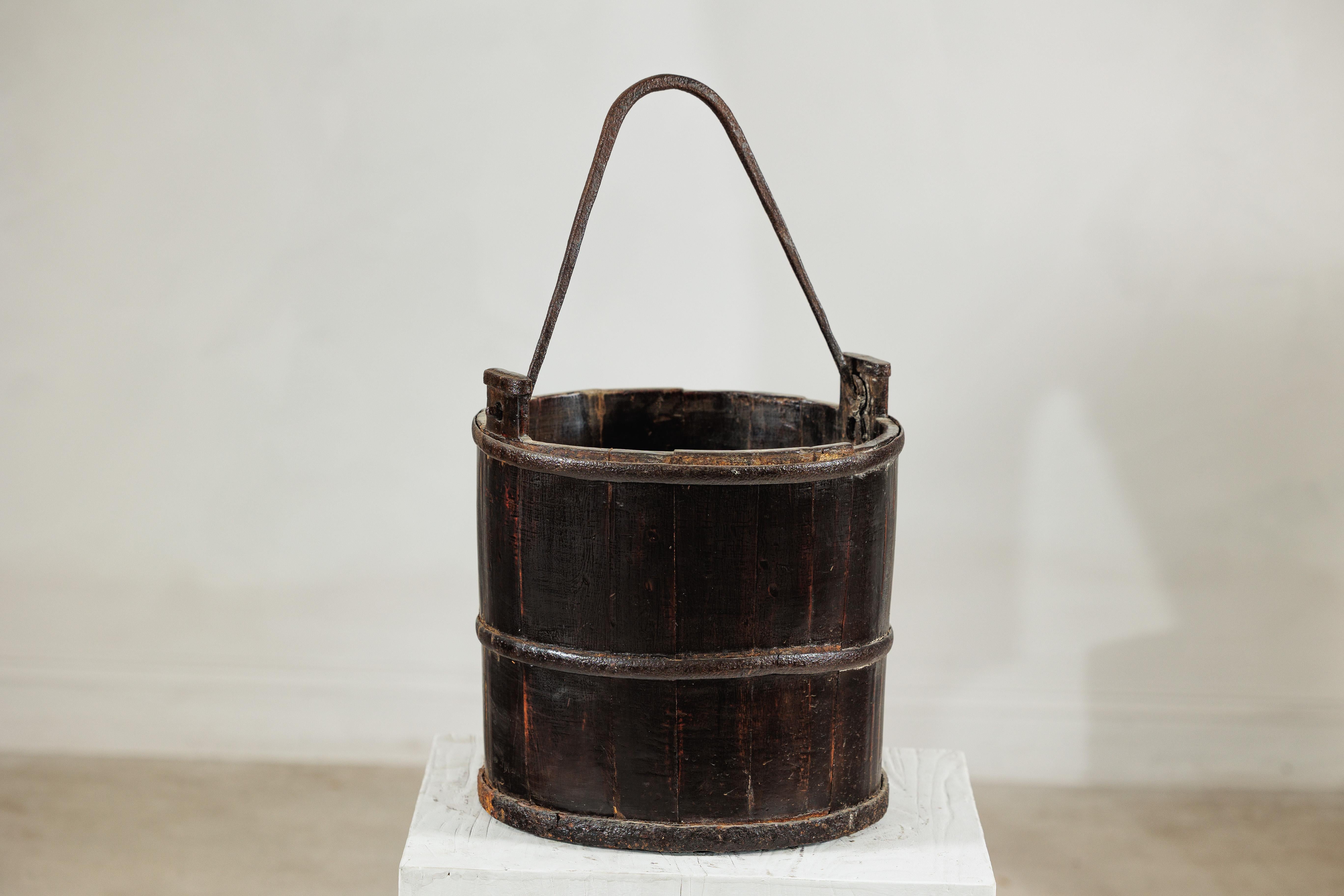Indiano Antique Indian Wooden Water Bucket with Iron Handle and Dark Patina in vendita