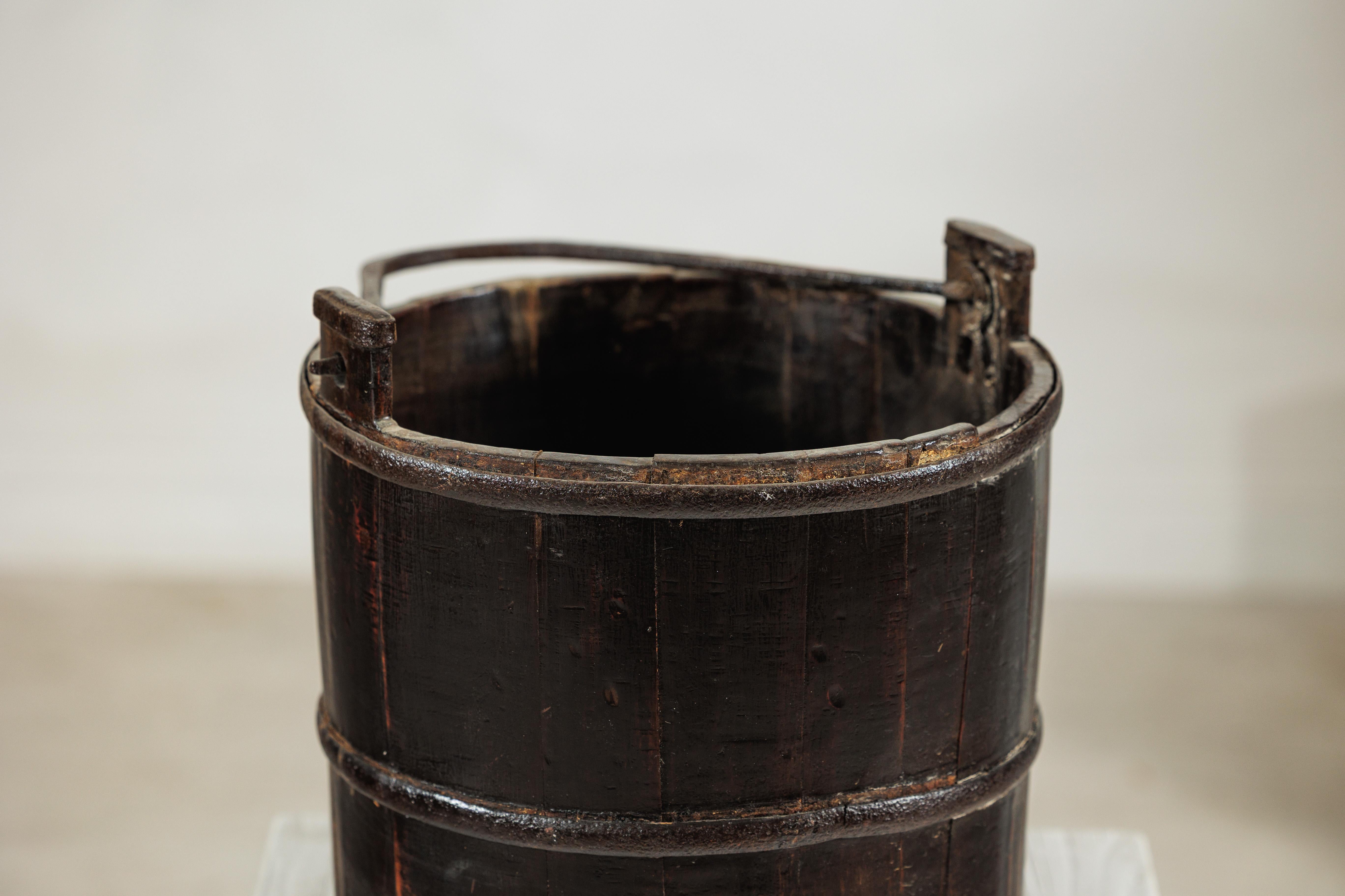 Antique Indian Wooden Water Bucket with Iron Handle and Dark Patina In condizioni buone in vendita a Yonkers, NY