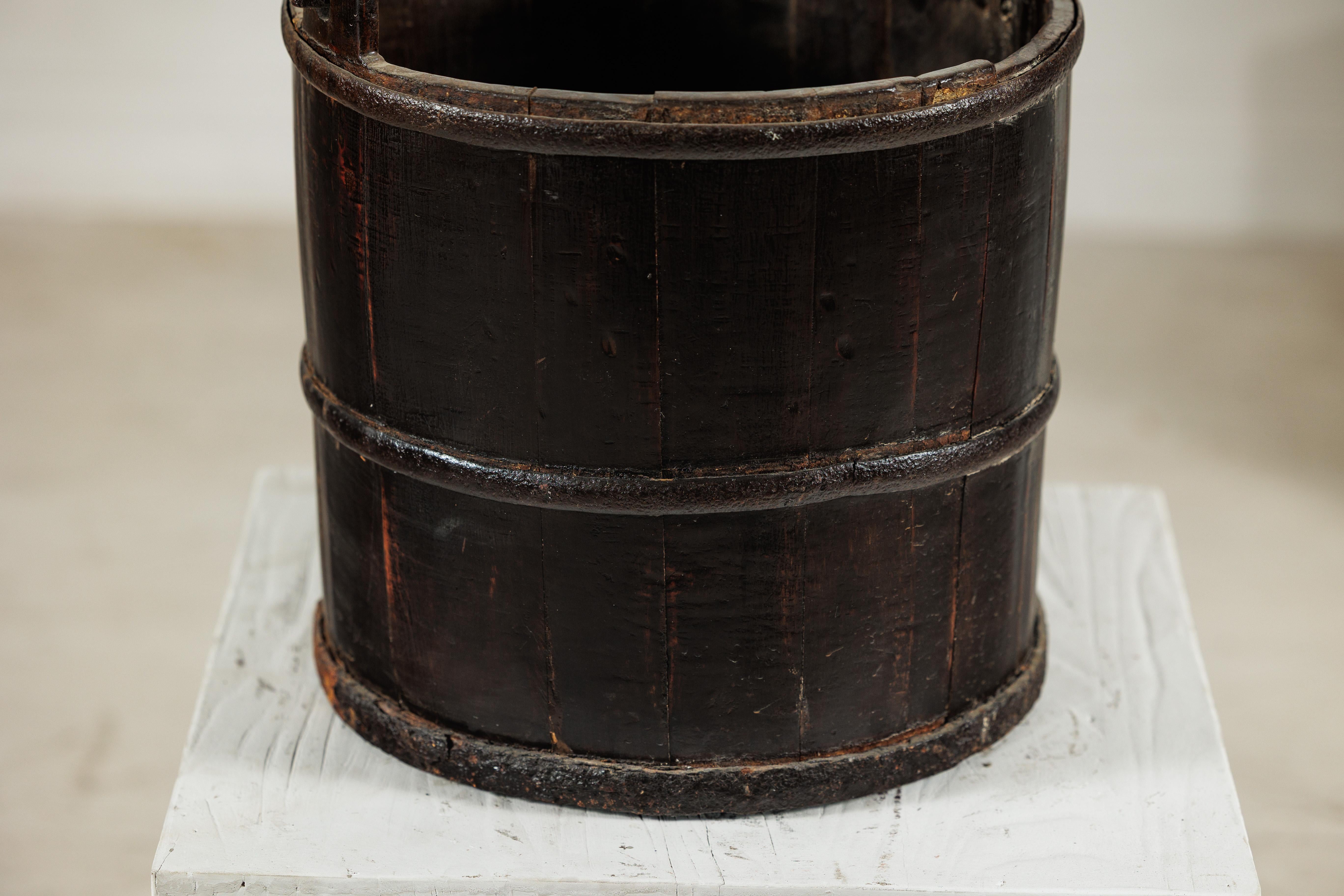 XIX secolo Antique Indian Wooden Water Bucket with Iron Handle and Dark Patina in vendita