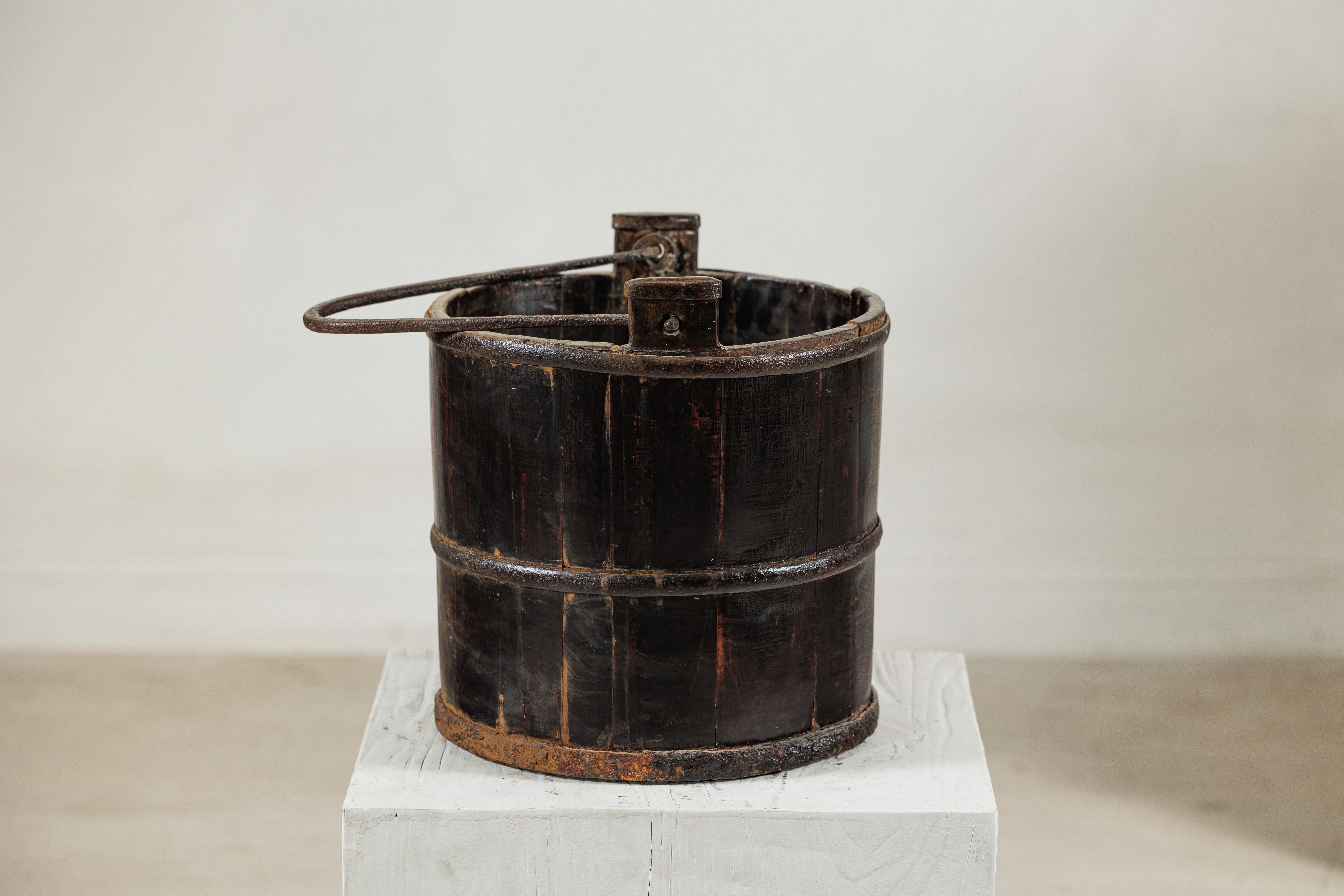 Metallo Antique Indian Wooden Water Bucket with Iron Handle and Dark Patina in vendita