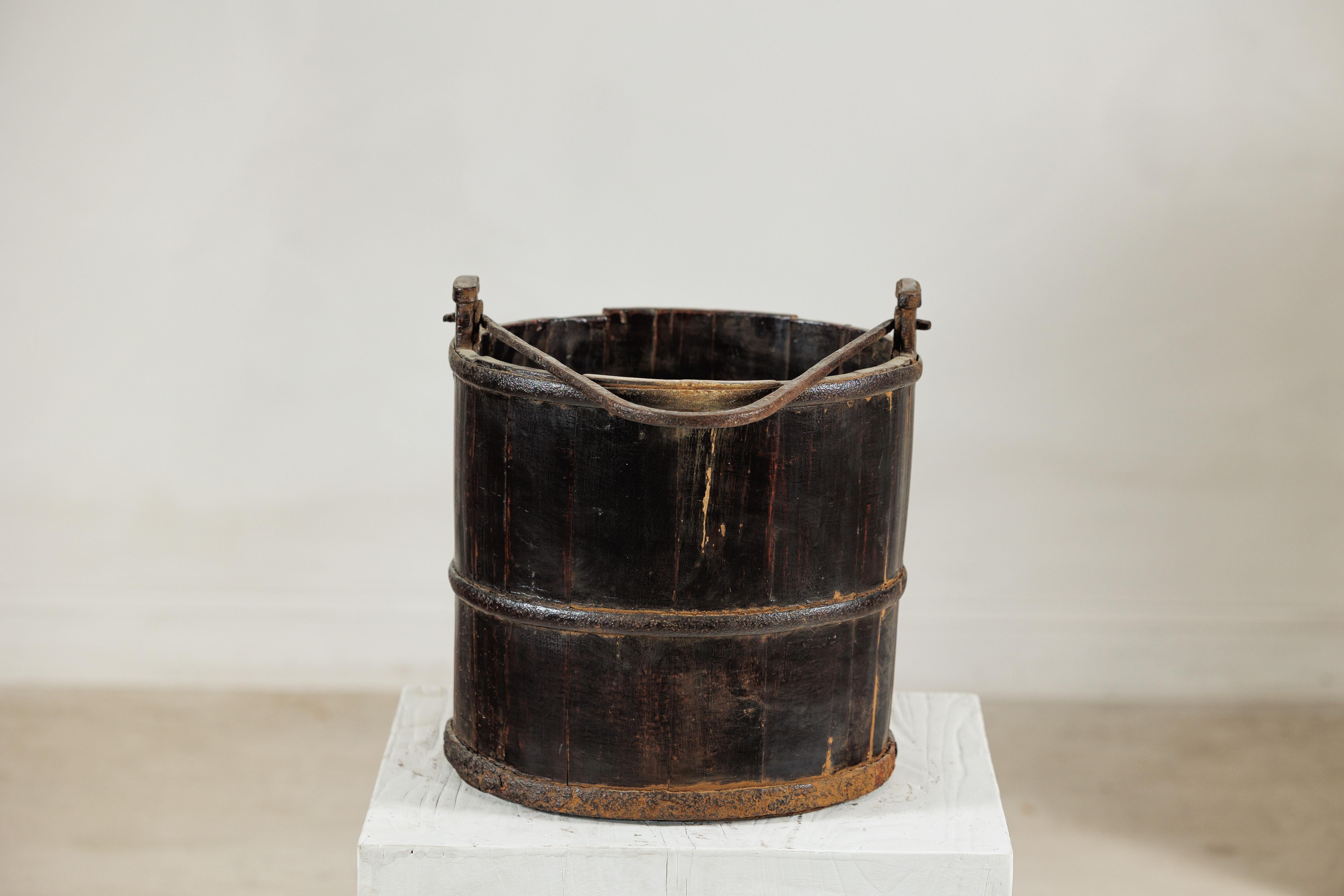 Antique Indian Wooden Water Bucket with Iron Handle and Dark Patina in vendita 1