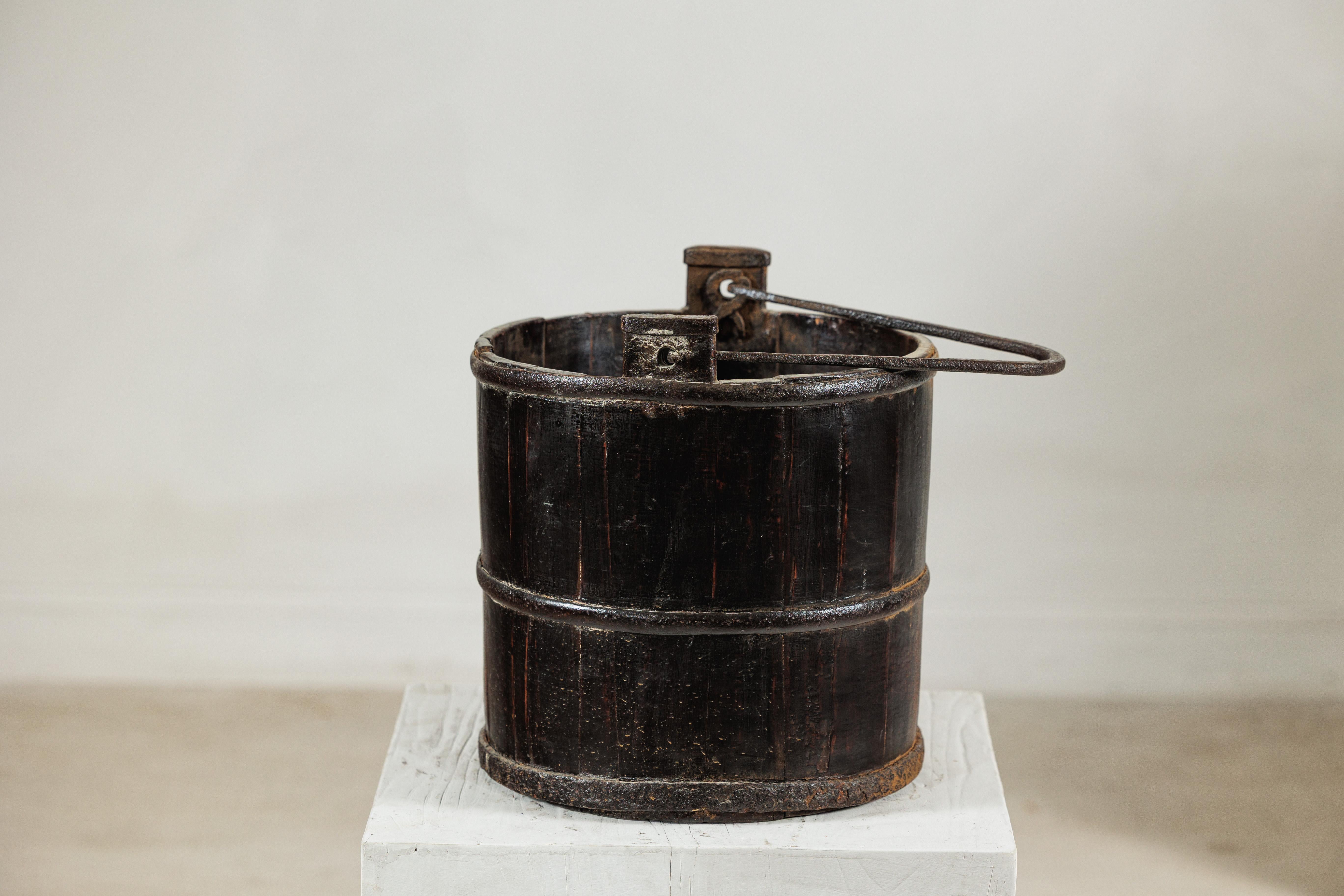 Antique Indian Wooden Water Bucket with Iron Handle and Dark Patina in vendita 2