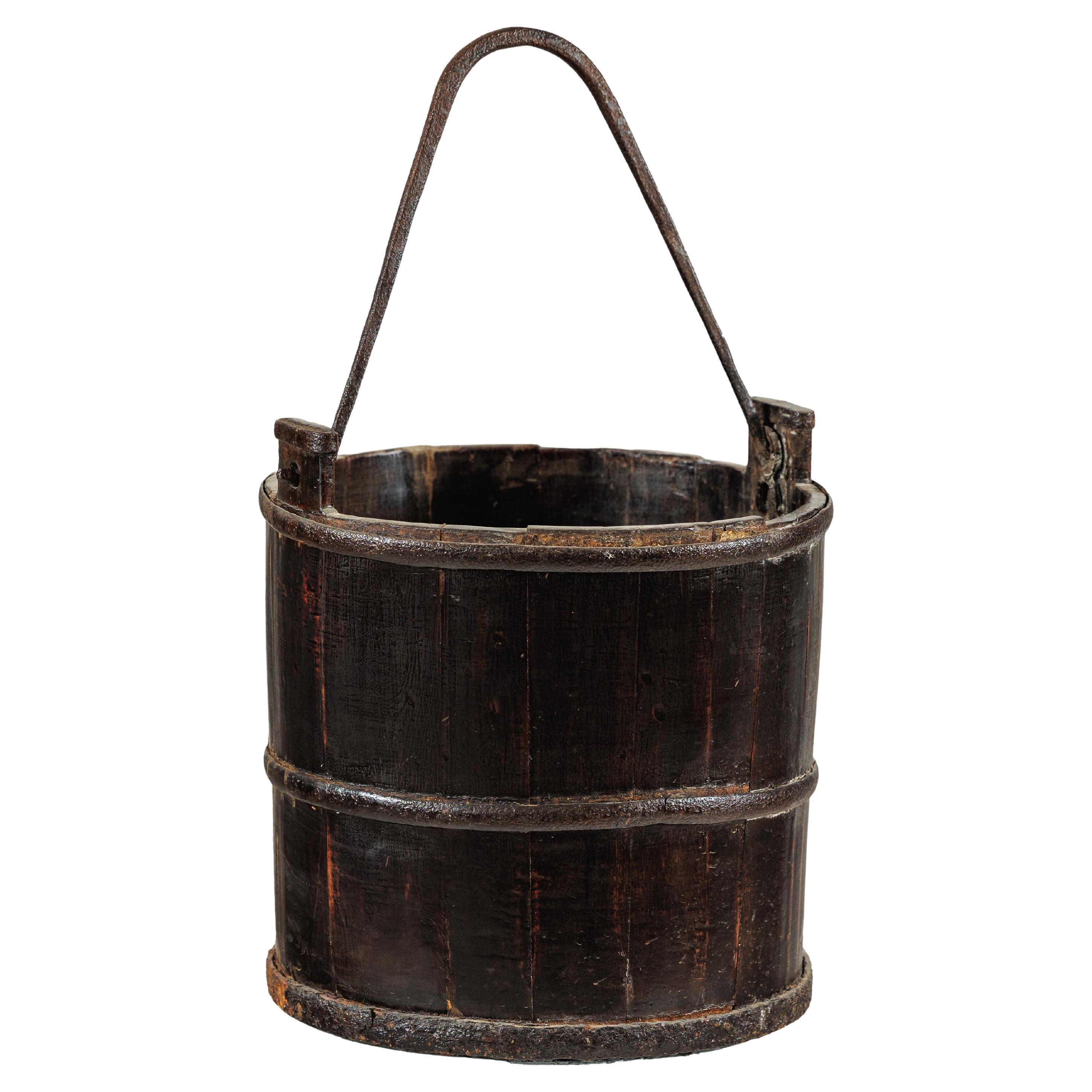 Antique Indian Wooden Water Bucket with Iron Handle and Dark Patina in vendita