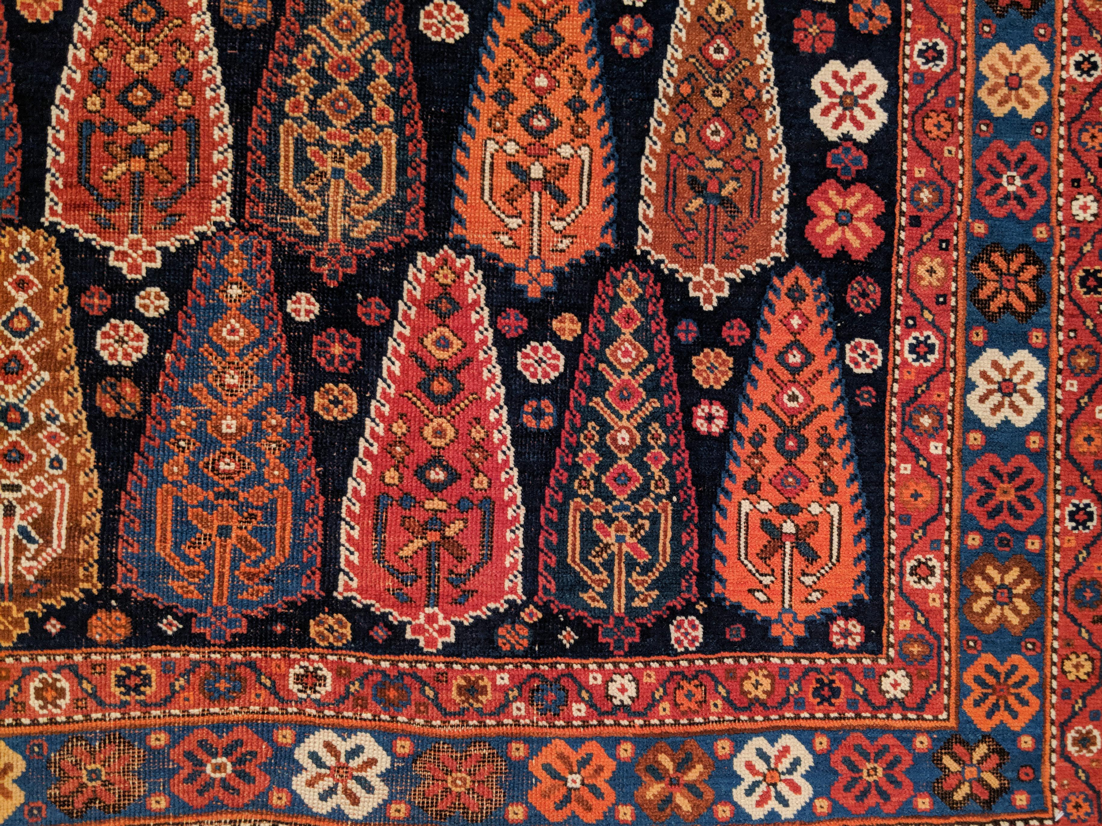 Noué à la main Antique afshar bleu indigo avec motif d'arbre en spirale polychrome en vente