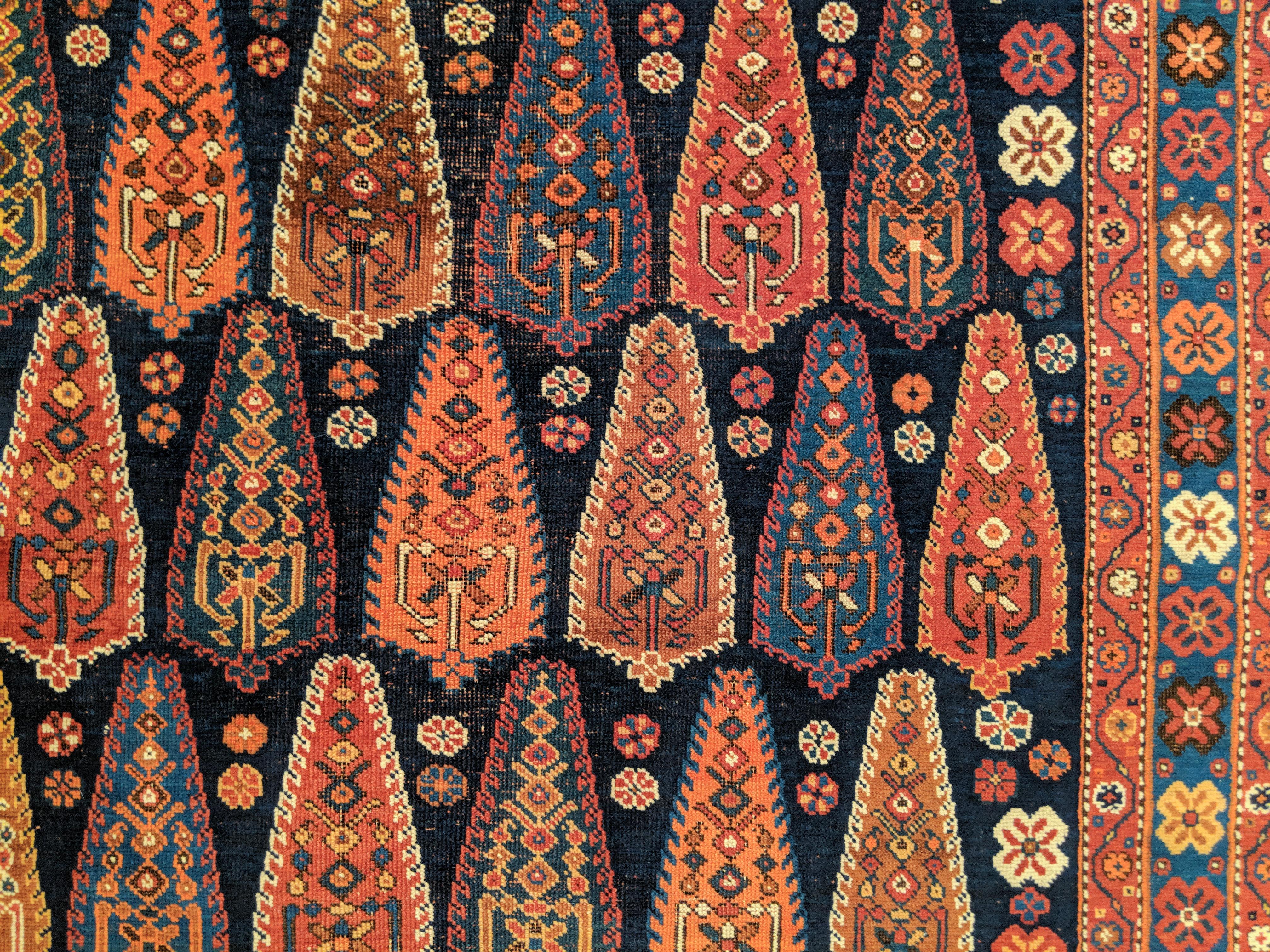 Antique afshar bleu indigo avec motif d'arbre en spirale polychrome Bon état - En vente à Milan, IT