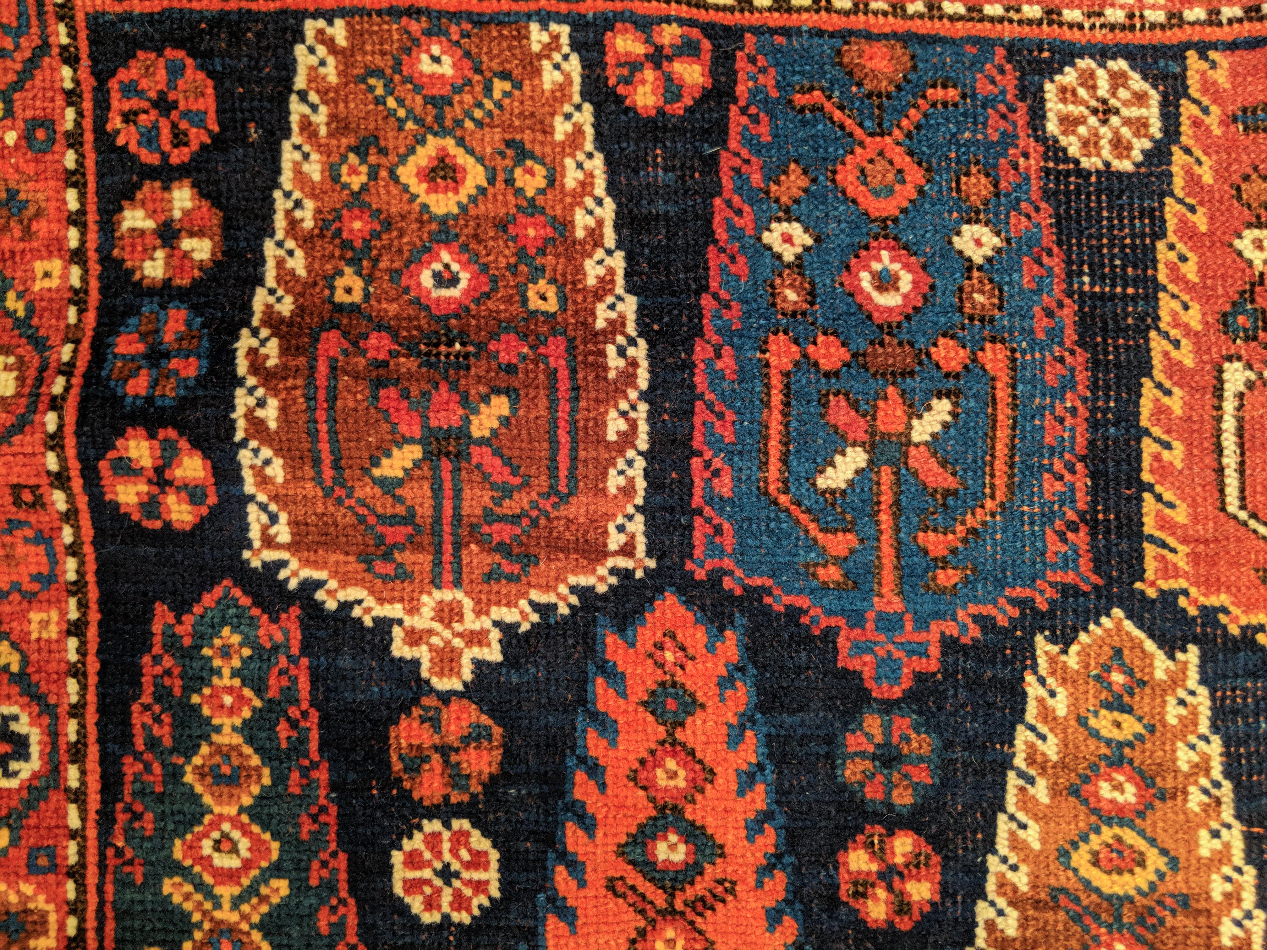 Laine Antique afshar bleu indigo avec motif d'arbre en spirale polychrome en vente