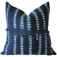 Oreiller d'accentuation antique en batik bleu indigo avec frange