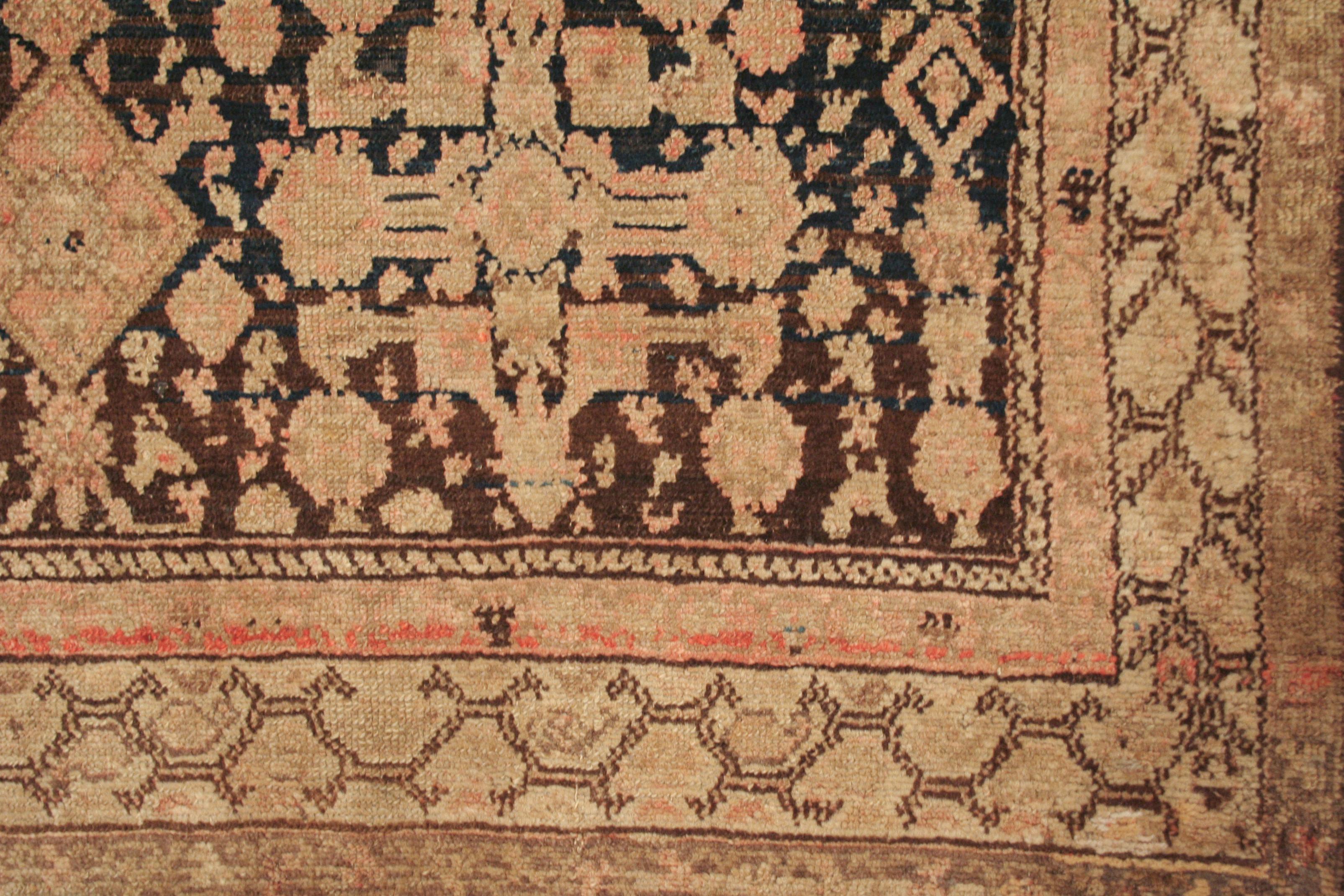 Un tapis vraiment élégant, finement noué en laine sur un fond bleu foncé (teinte extraite de l'indigo), agrémenté d'un motif d'origine persane en filigrane, répété à l'infini. Les anciens tapis Qarabagh de ce type ont toujours été très appréciés