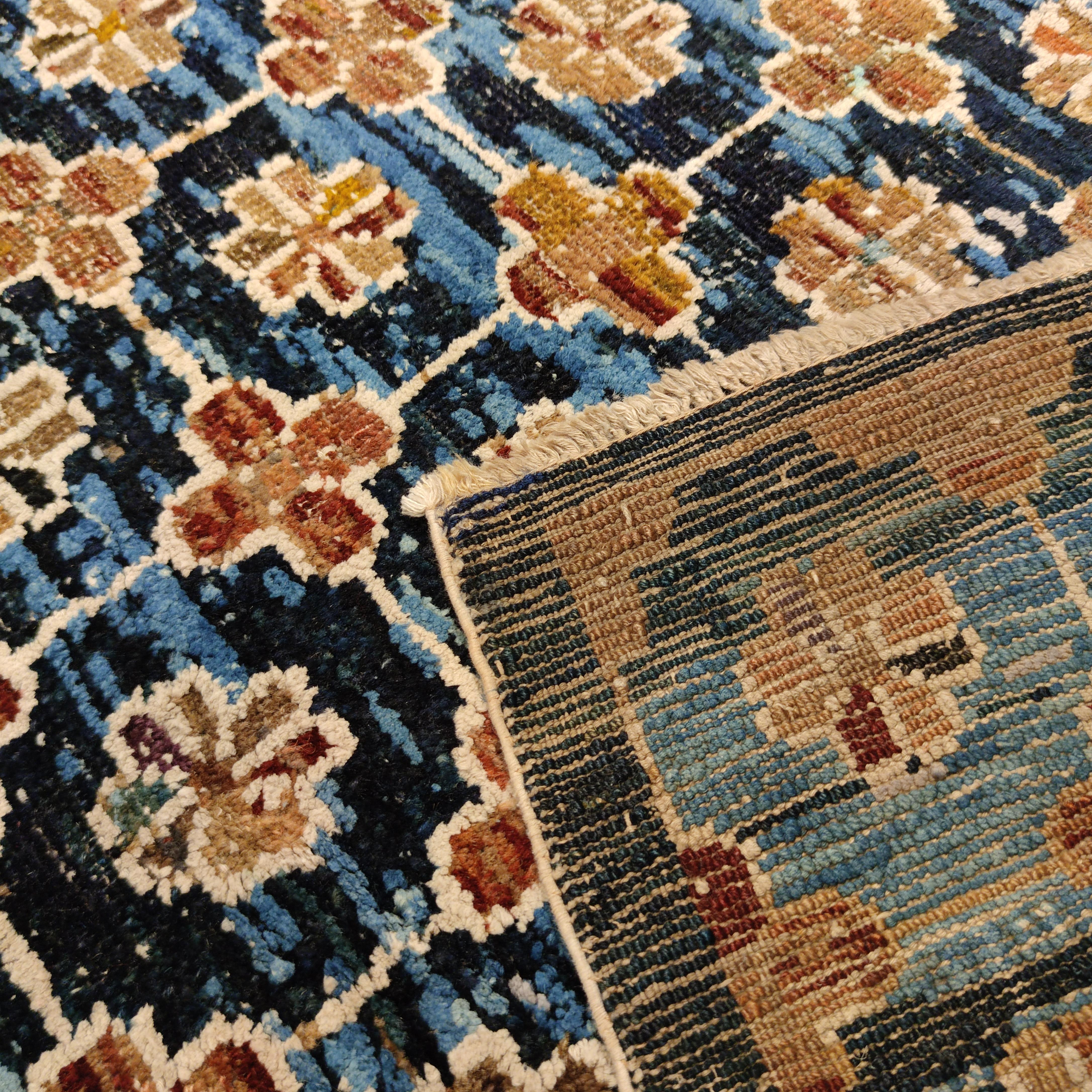 Ancien tapis chinois Ningxia géométrique bleu indigo avec rosettes dans les compartiments en vente 2