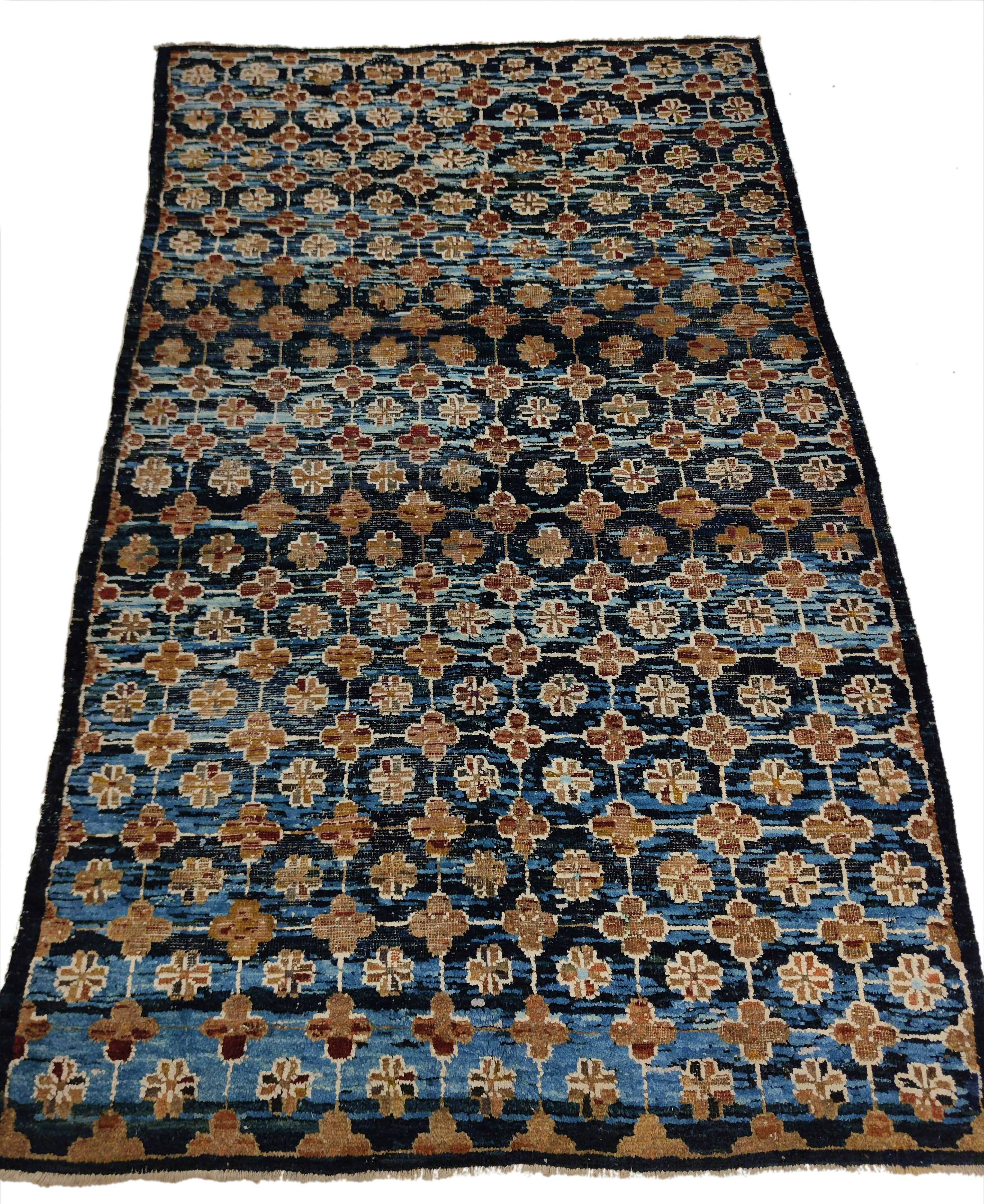 Ancien tapis chinois Ningxia géométrique bleu indigo avec rosettes dans les compartiments en vente 3