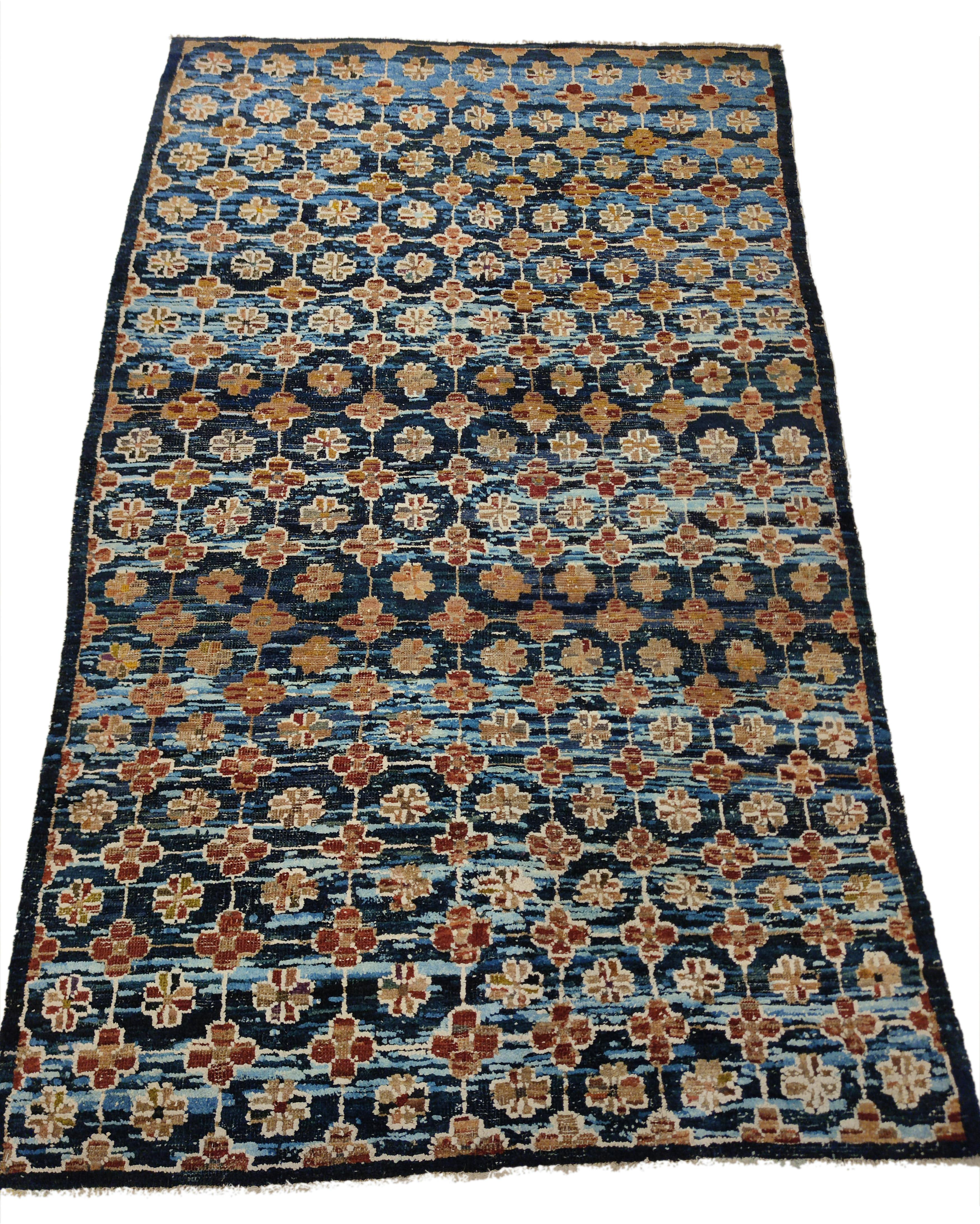 Ancien tapis chinois Ningxia géométrique bleu indigo avec rosettes dans les compartiments en vente 4