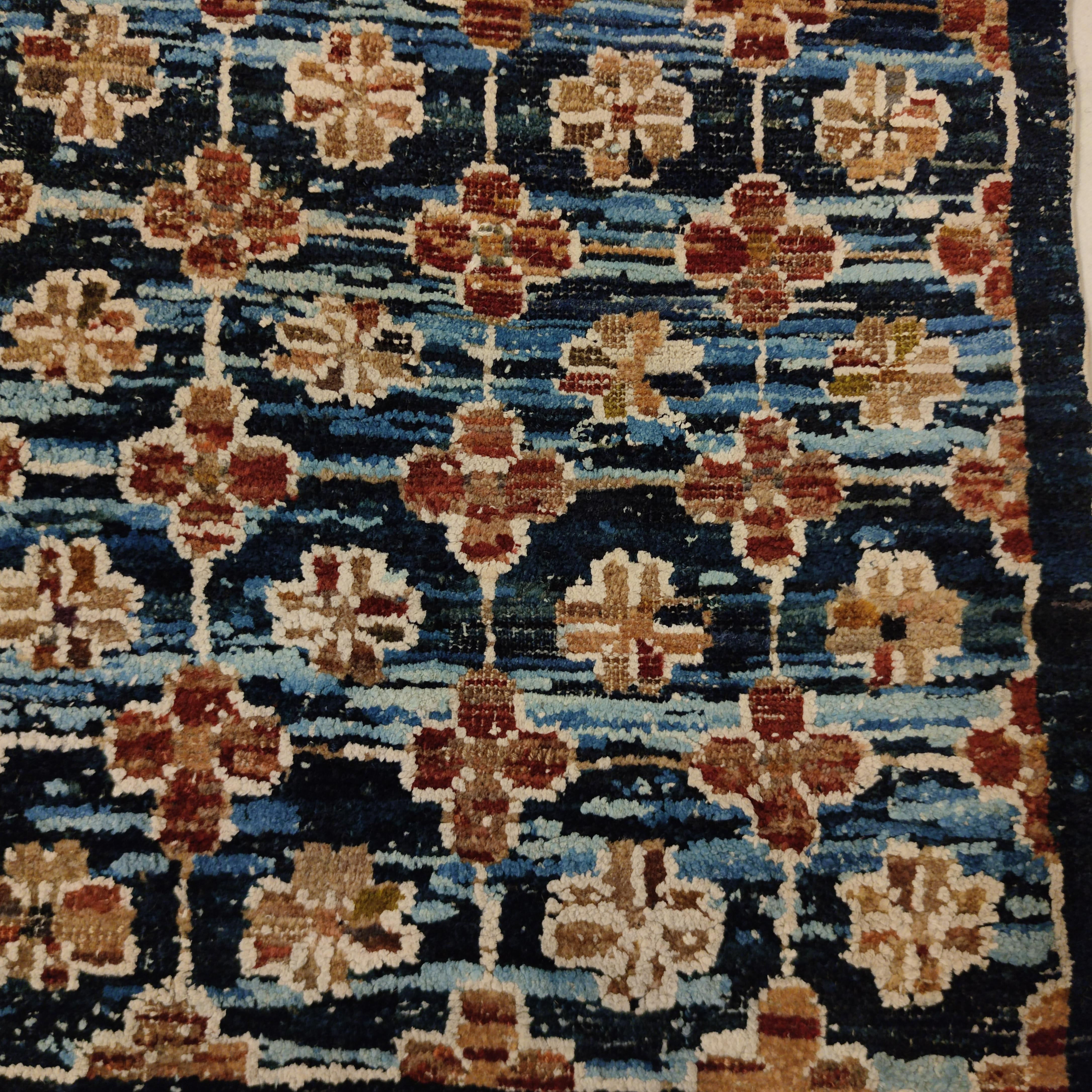 Chinois Ancien tapis chinois Ningxia géométrique bleu indigo avec rosettes dans les compartiments en vente