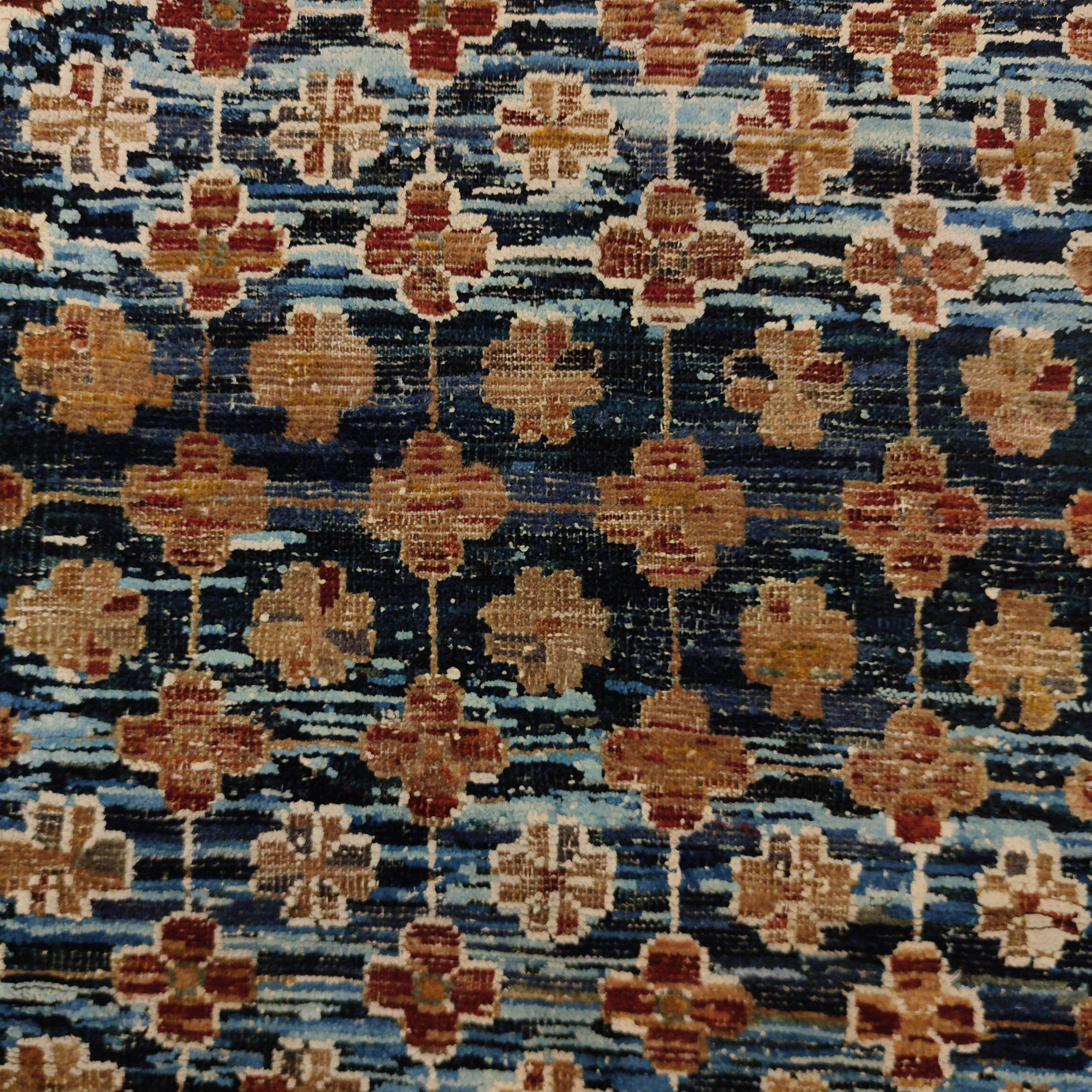 Noué à la main Ancien tapis chinois Ningxia géométrique bleu indigo avec rosettes dans les compartiments en vente