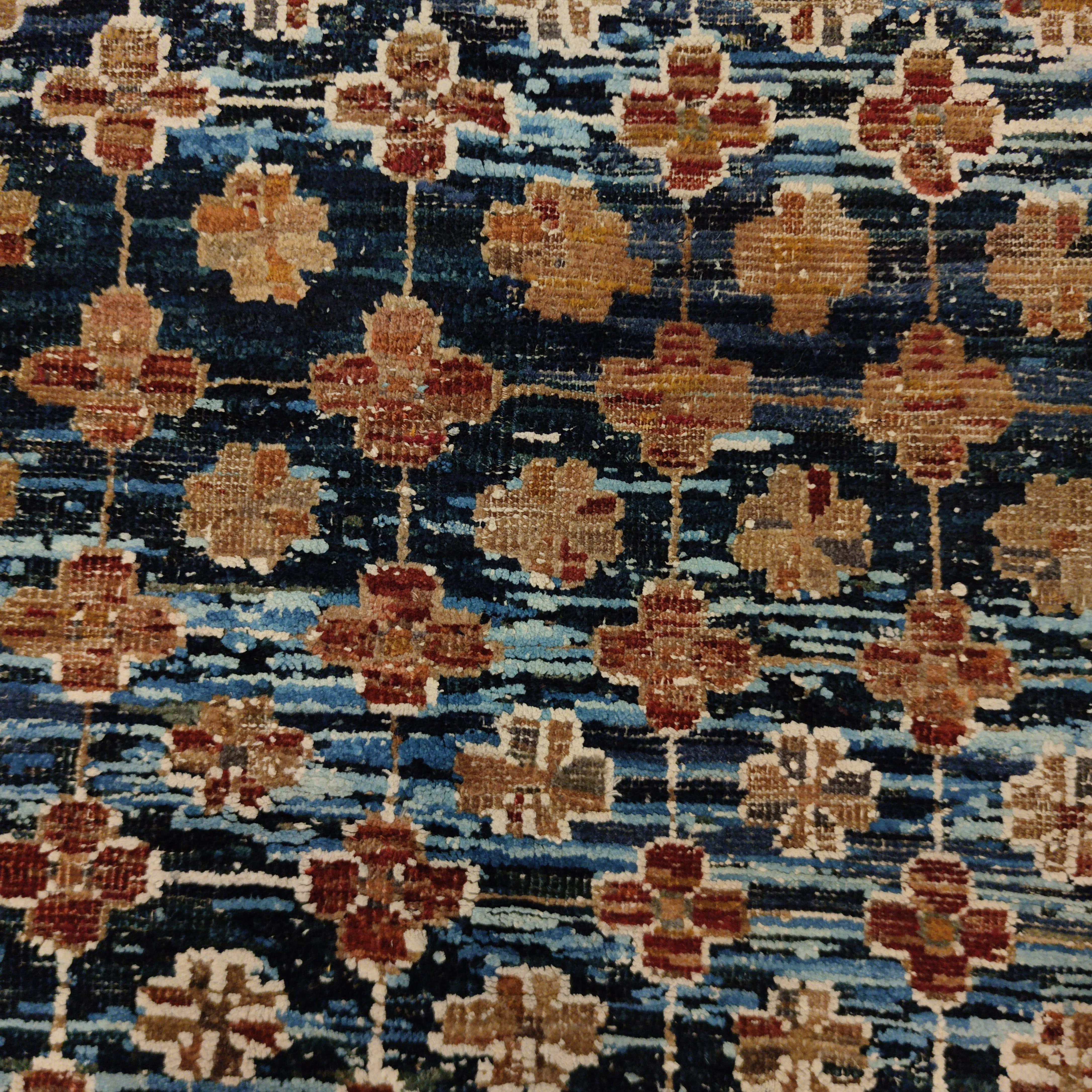 Ancien tapis chinois Ningxia géométrique bleu indigo avec rosettes dans les compartiments Bon état - En vente à Milan, IT
