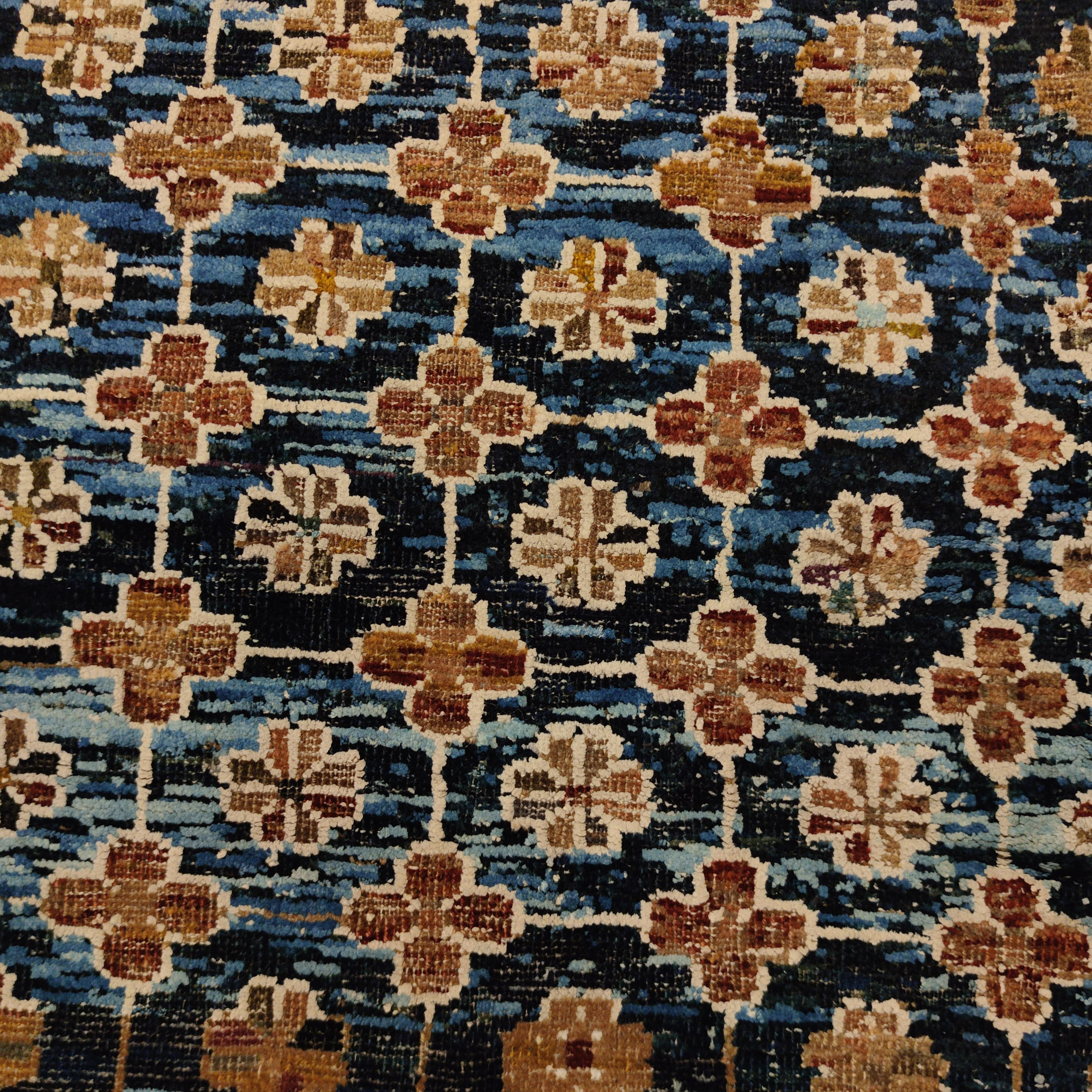 Fin du XIXe siècle Ancien tapis chinois Ningxia géométrique bleu indigo avec rosettes dans les compartiments en vente