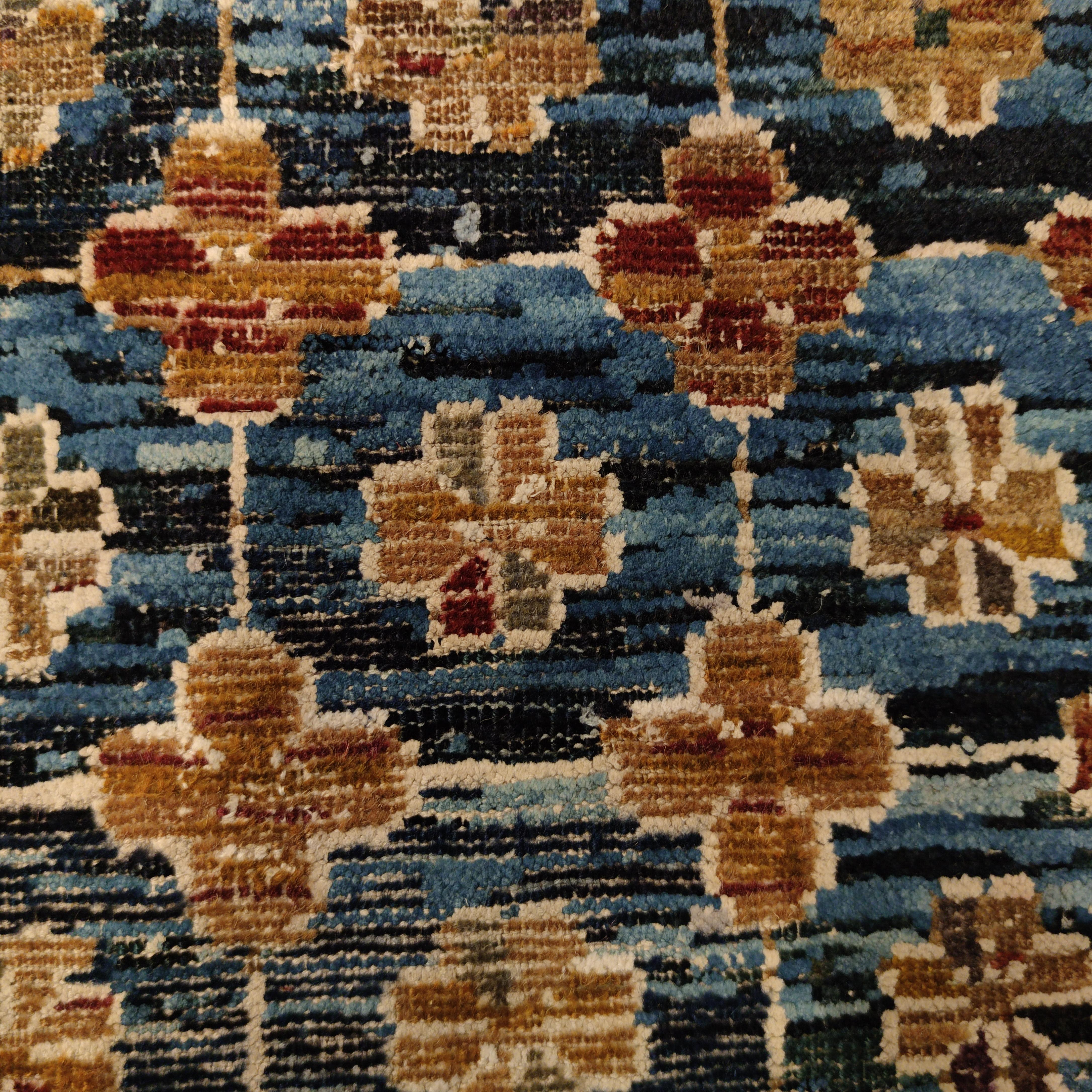 Laine Ancien tapis chinois Ningxia géométrique bleu indigo avec rosettes dans les compartiments en vente