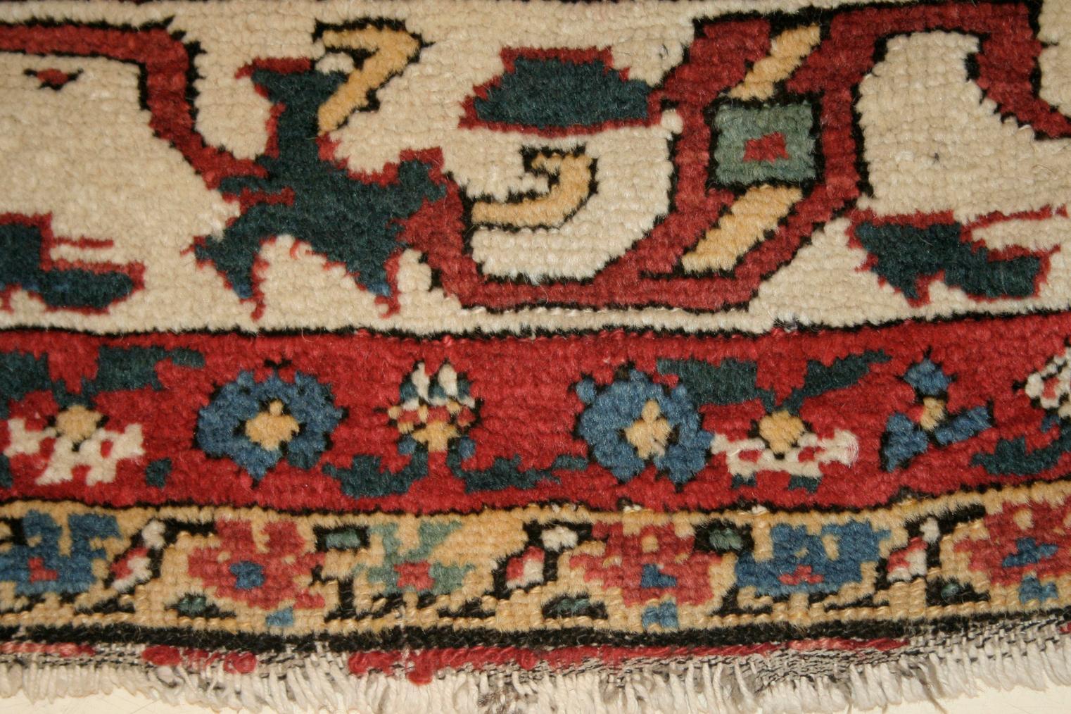 La confederazione di tribù Shahsavan è nota soprattutto per i suoi contenitori e bardature in tessuto piatto, che tessevano interamente per uso personale durante gli accampamenti nomadi. I loro tappeti annodati a pelo sono piuttosto rari e