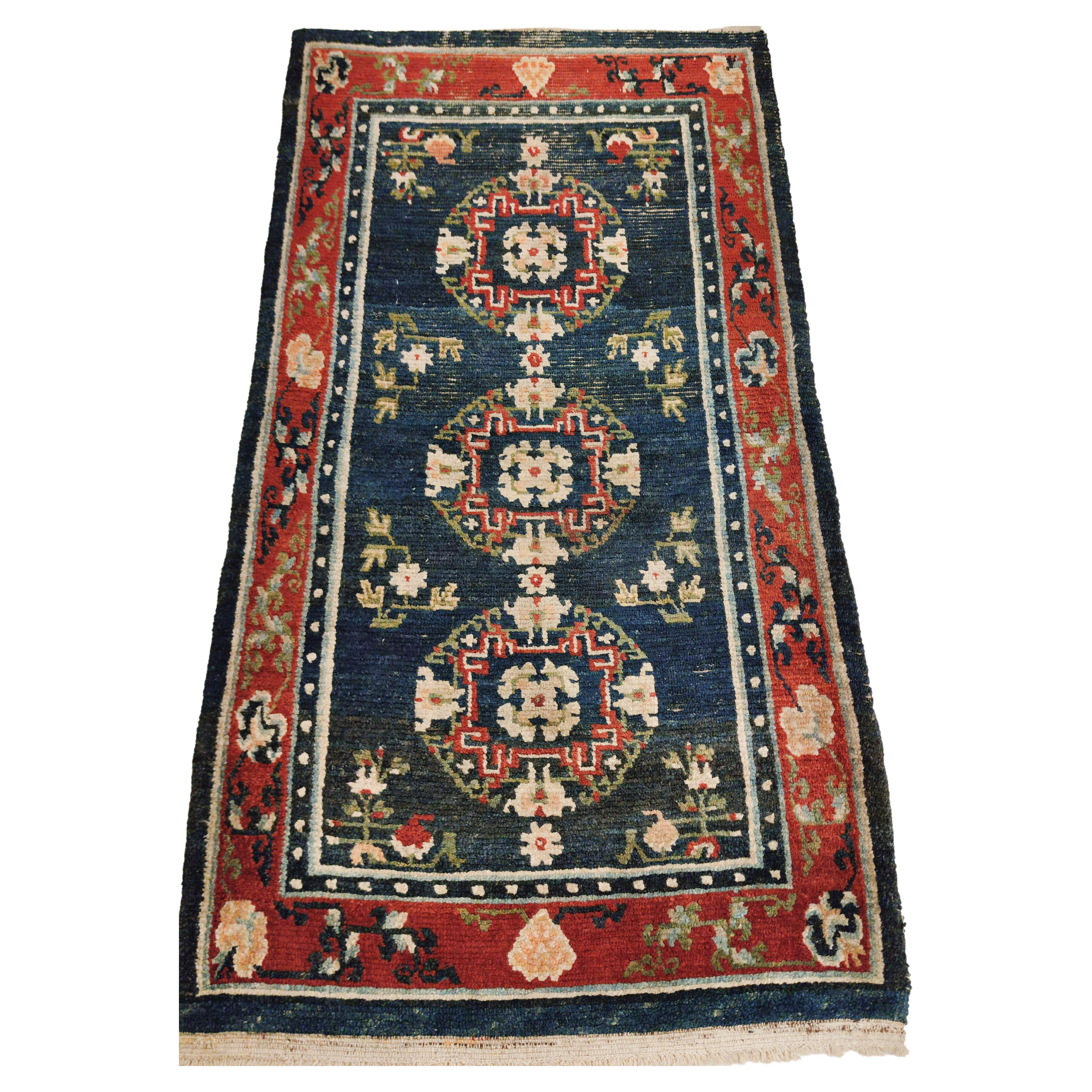 Tapis tibétain ancien bleu indigo avec trois mandalas en vente