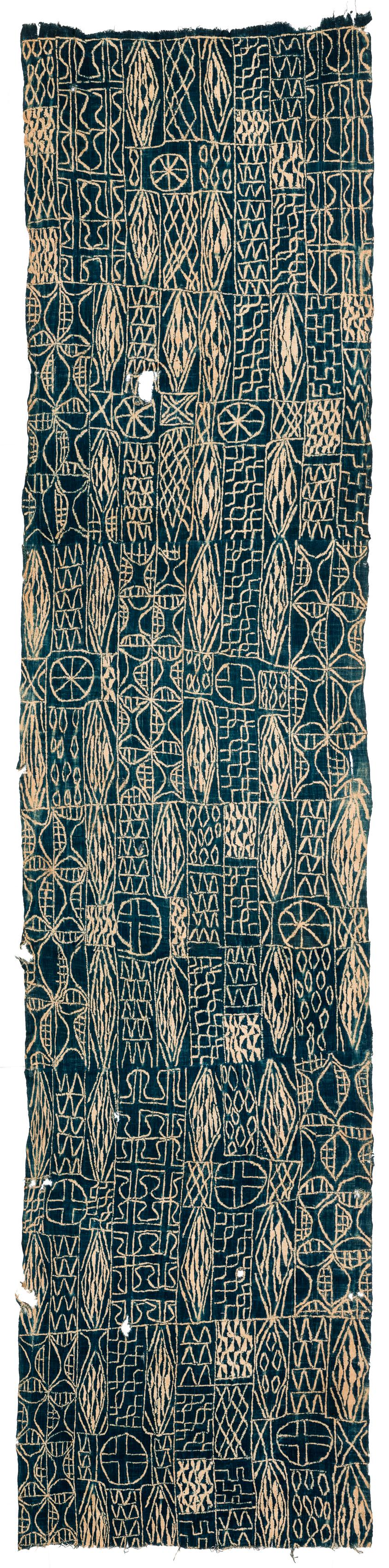 Ein wunderschönes mit Indigo gefärbtes zeremonielles Textil aus Kamerun. Das wäre ein toller Wandbehang. Ein gutes Beispiel. Maße: 3'2'' x 14'1''.