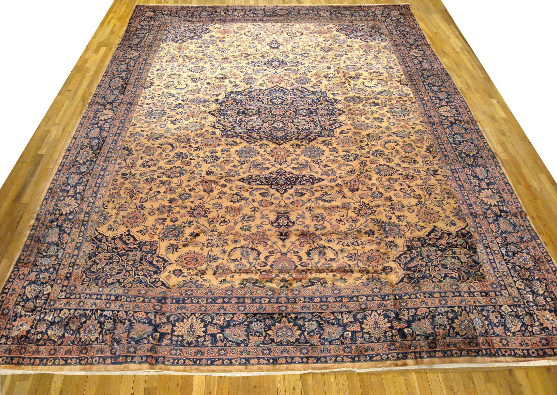Ein antiker Indo-Kashan Orientteppich, Größe 22'4 H x 16'0 W, um 1920. Dieser massive, handgeknüpfte Wollteppich weist eine feine 