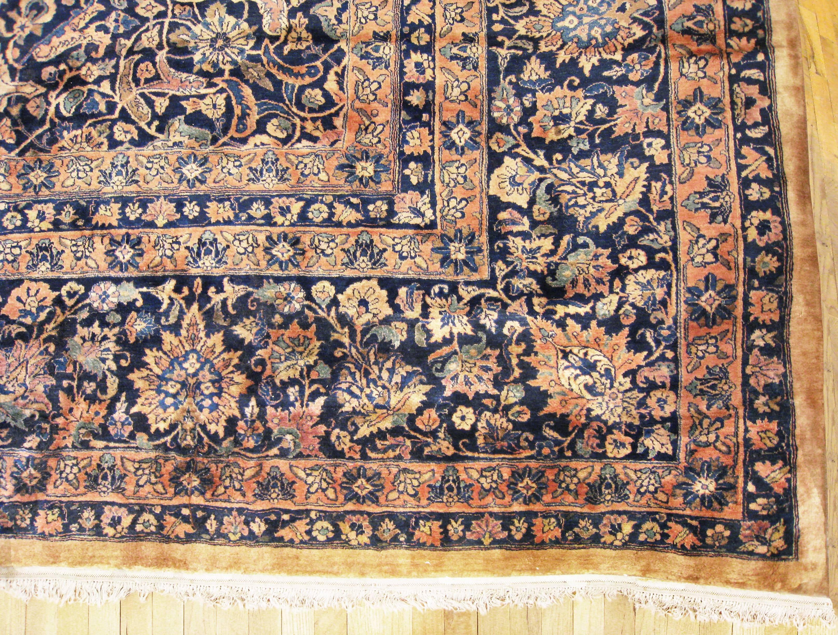 Antiker indischer Orientteppich mit persischem Kashan-Design, mit Medaillon und weichen Farben (Indisch) im Angebot