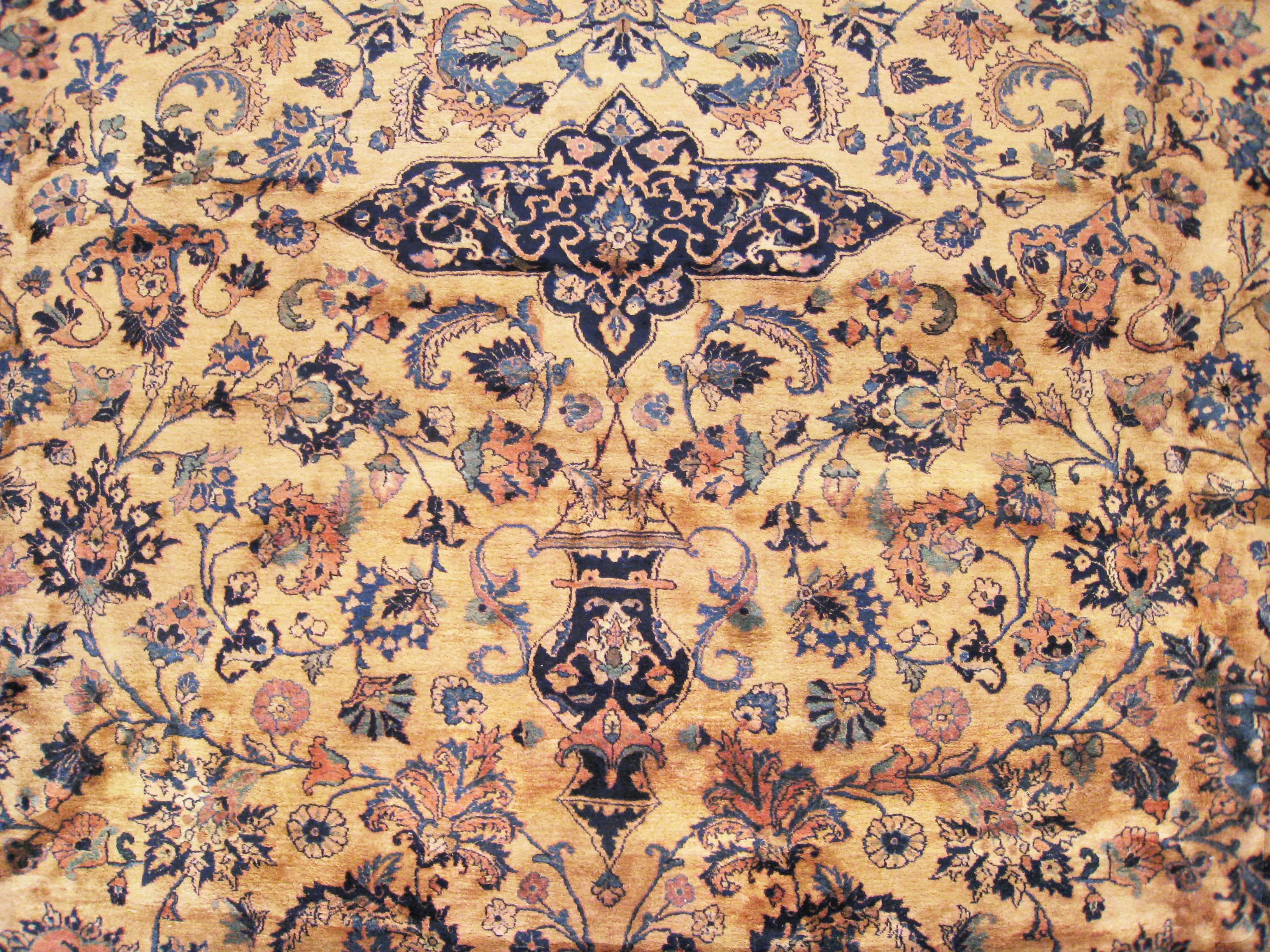 Antiker indischer Orientteppich mit persischem Kashan-Design, mit Medaillon und weichen Farben (Handgeknüpft) im Angebot