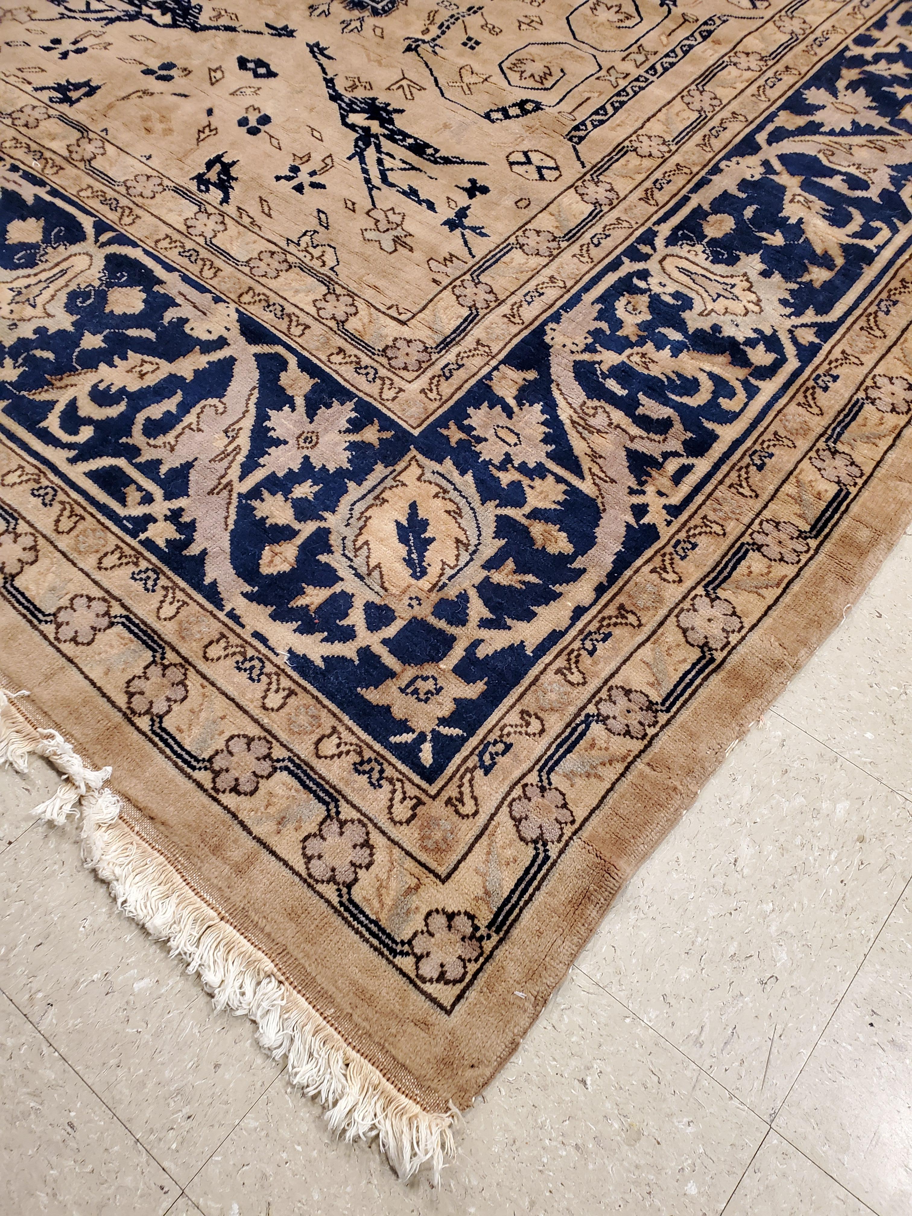 Antiker indo-mahalischer, handgefertigter Orientteppich, Blau, Taupe, Creme, All-Over-Design im Angebot 2