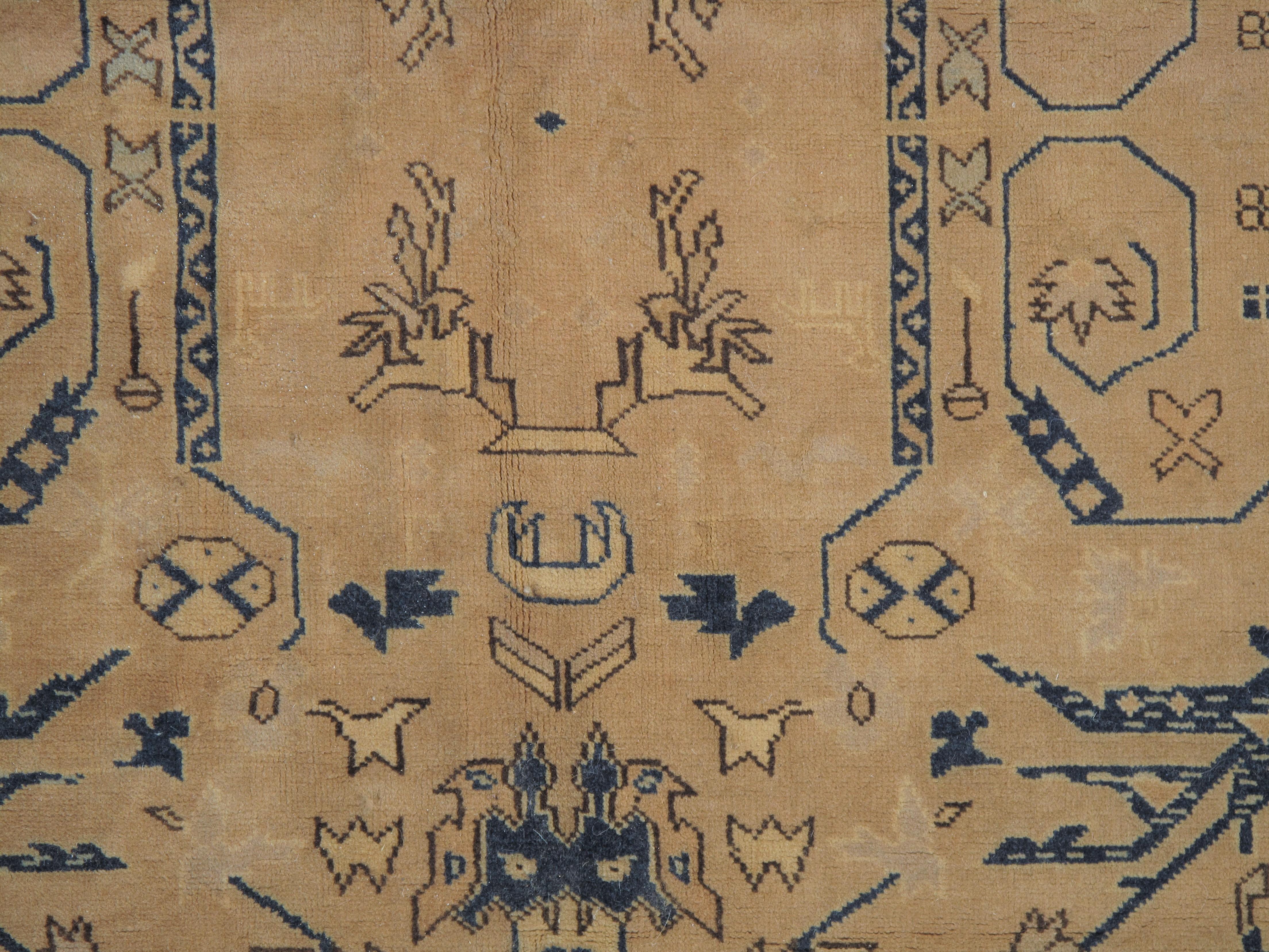 Antiker Indo-Mahal Teppich. Dieses Stück wurde in den 1920er Jahren in Indien nach einem persischen Mahal-Design gewebt. Beige Hintergrundfarbe mit wunderschönem floralen Allover-Muster. Größe: 12' x 21'.