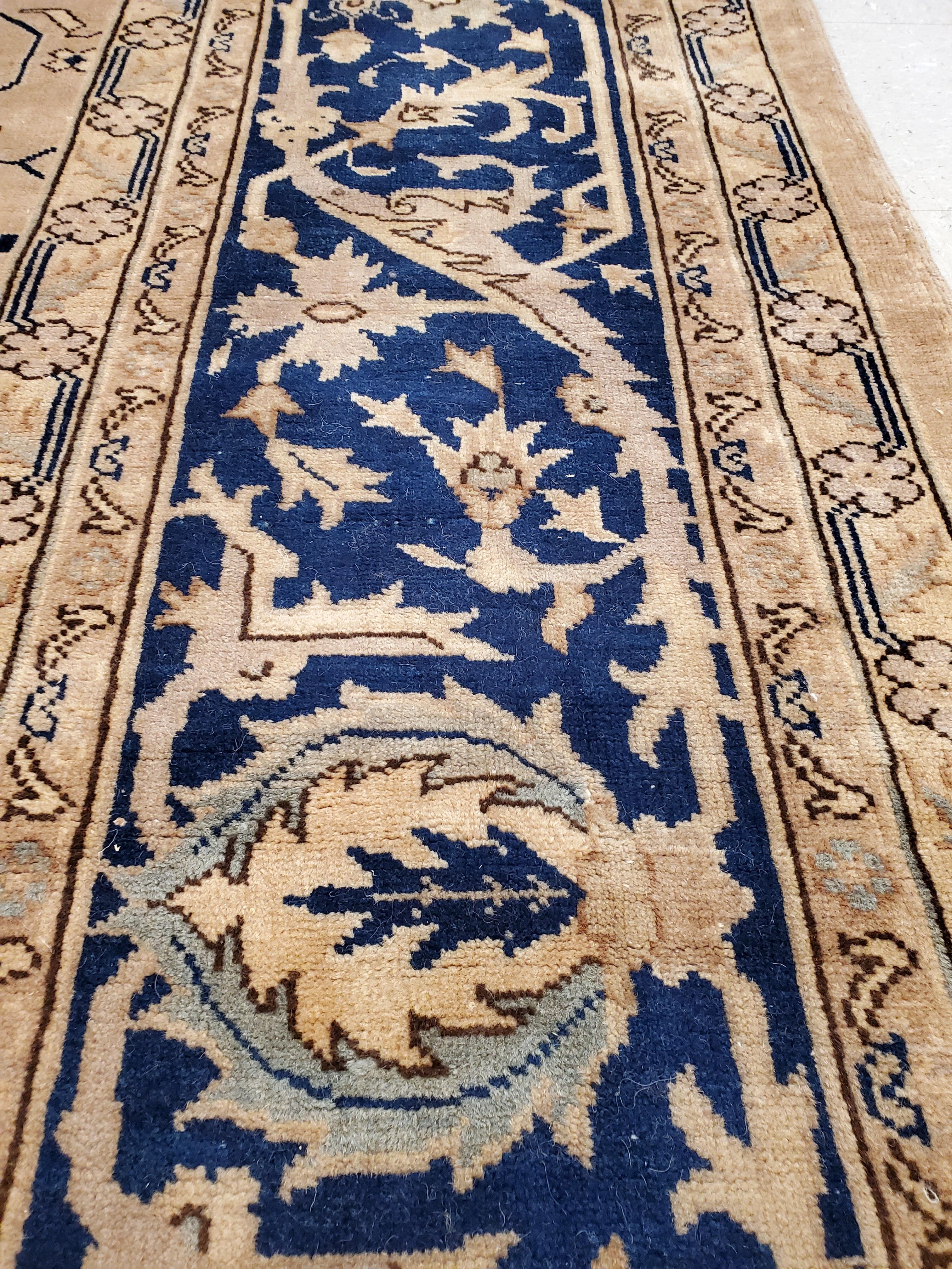 Antiker indo-mahalischer, handgefertigter Orientteppich, Blau, Taupe, Creme, All-Over-Design im Angebot 1