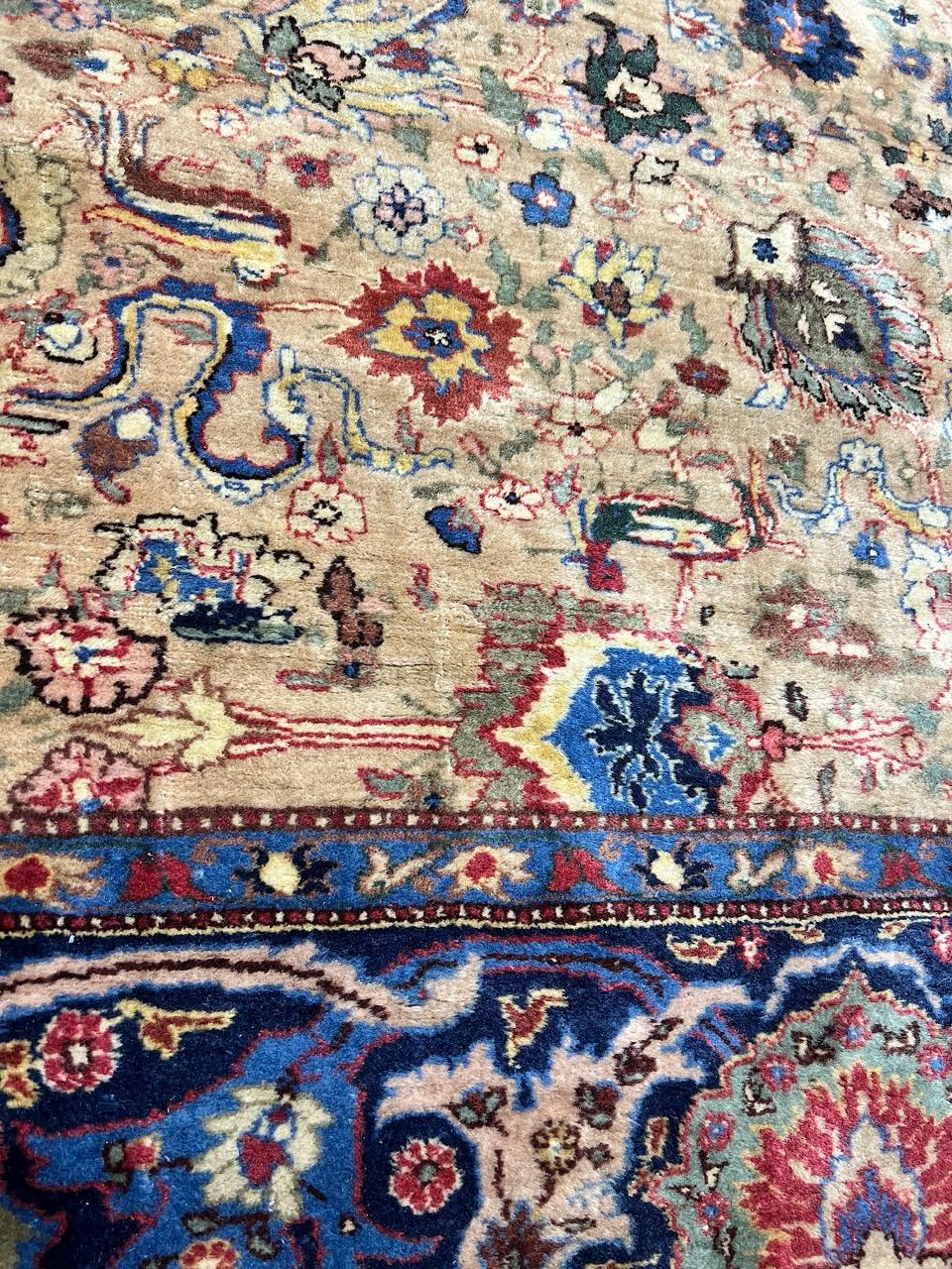 Immerso nella tradizione reale, questo tappeto antico indo-persiano (13'8