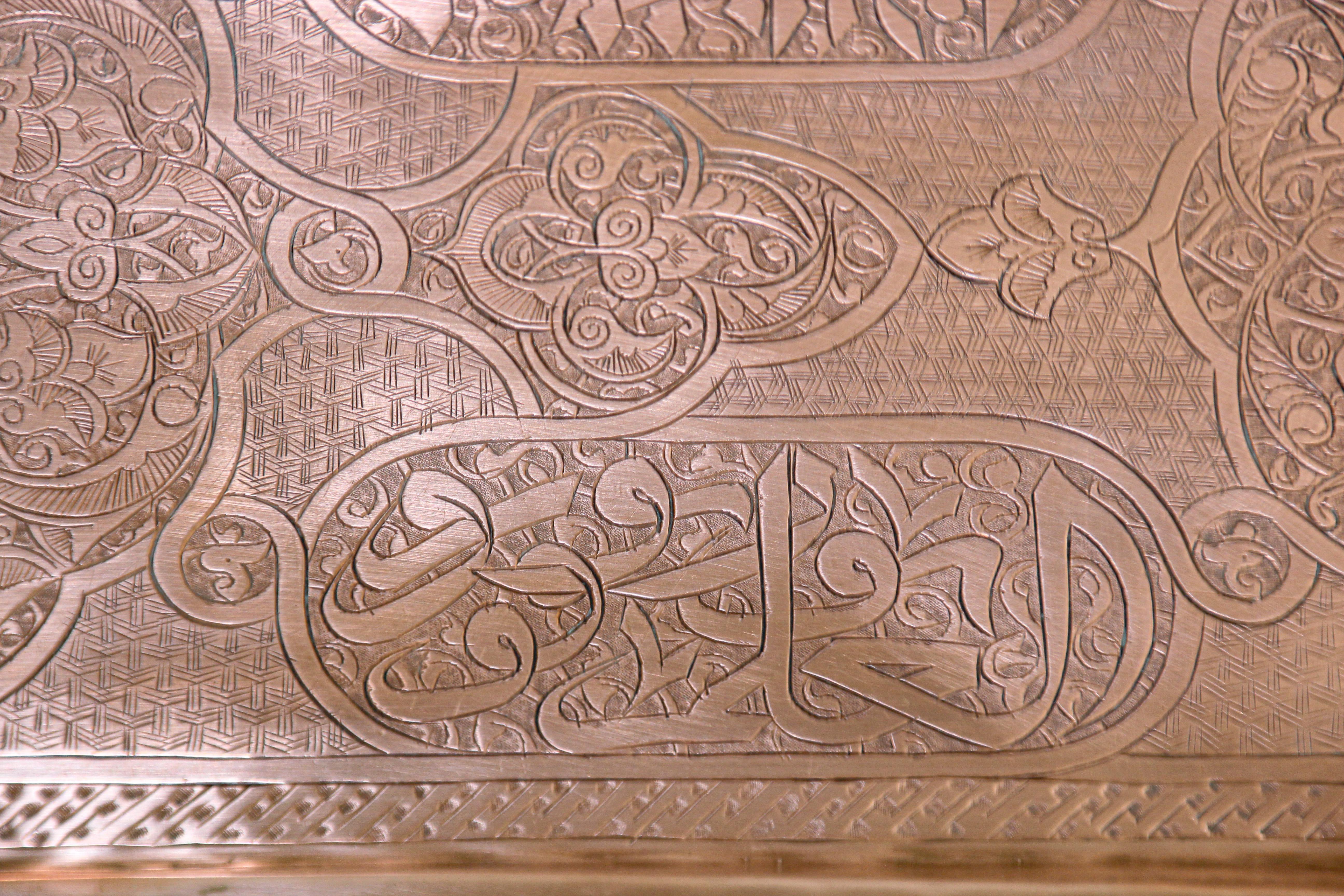 Antikes indo-persisches Serviertablett aus Kupfer im Angebot 12
