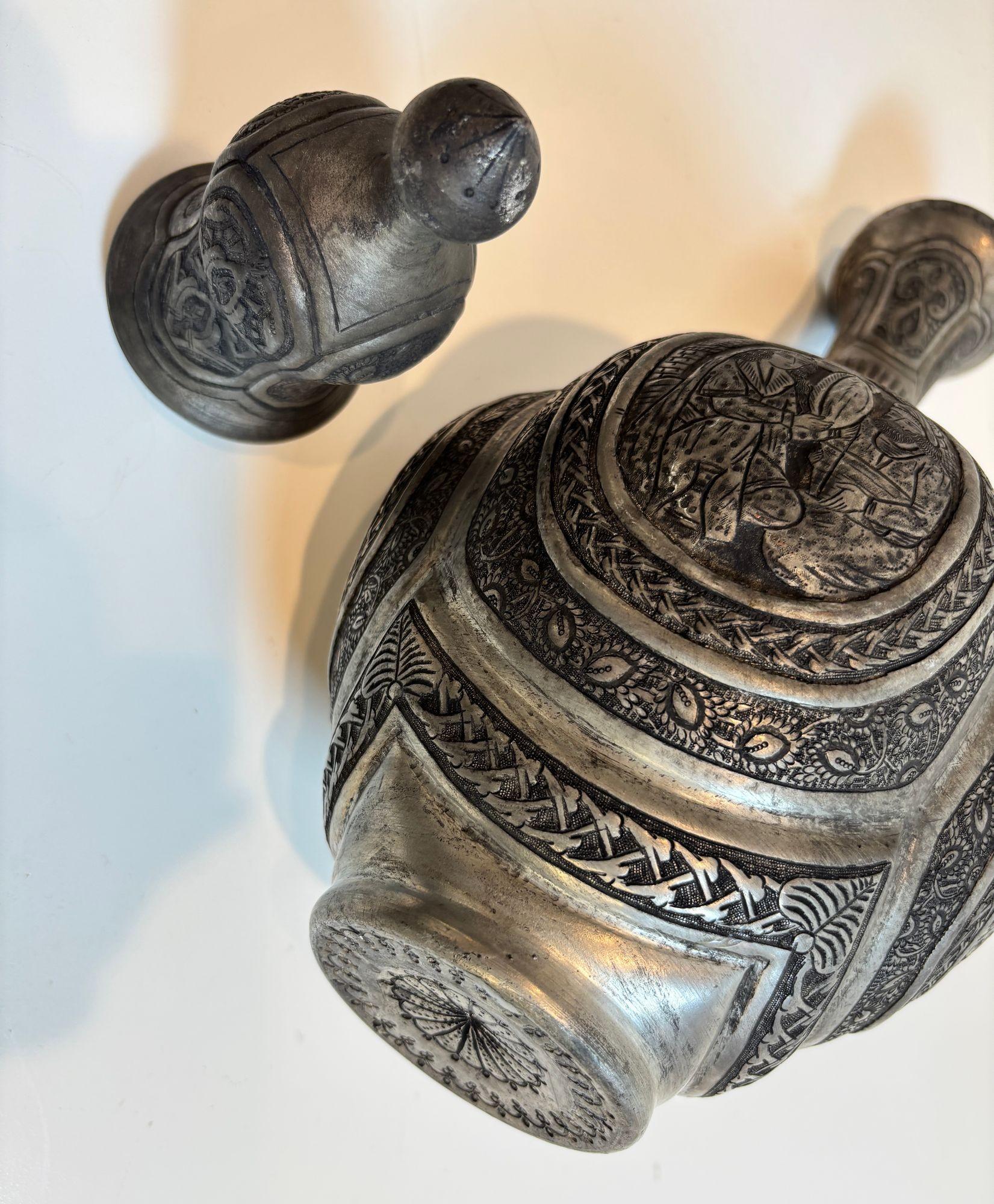 Ancienne jarre à couvercle en cuivre étamé INDO-PERSIENNE Art islamique du Moyen-Orient en vente 2