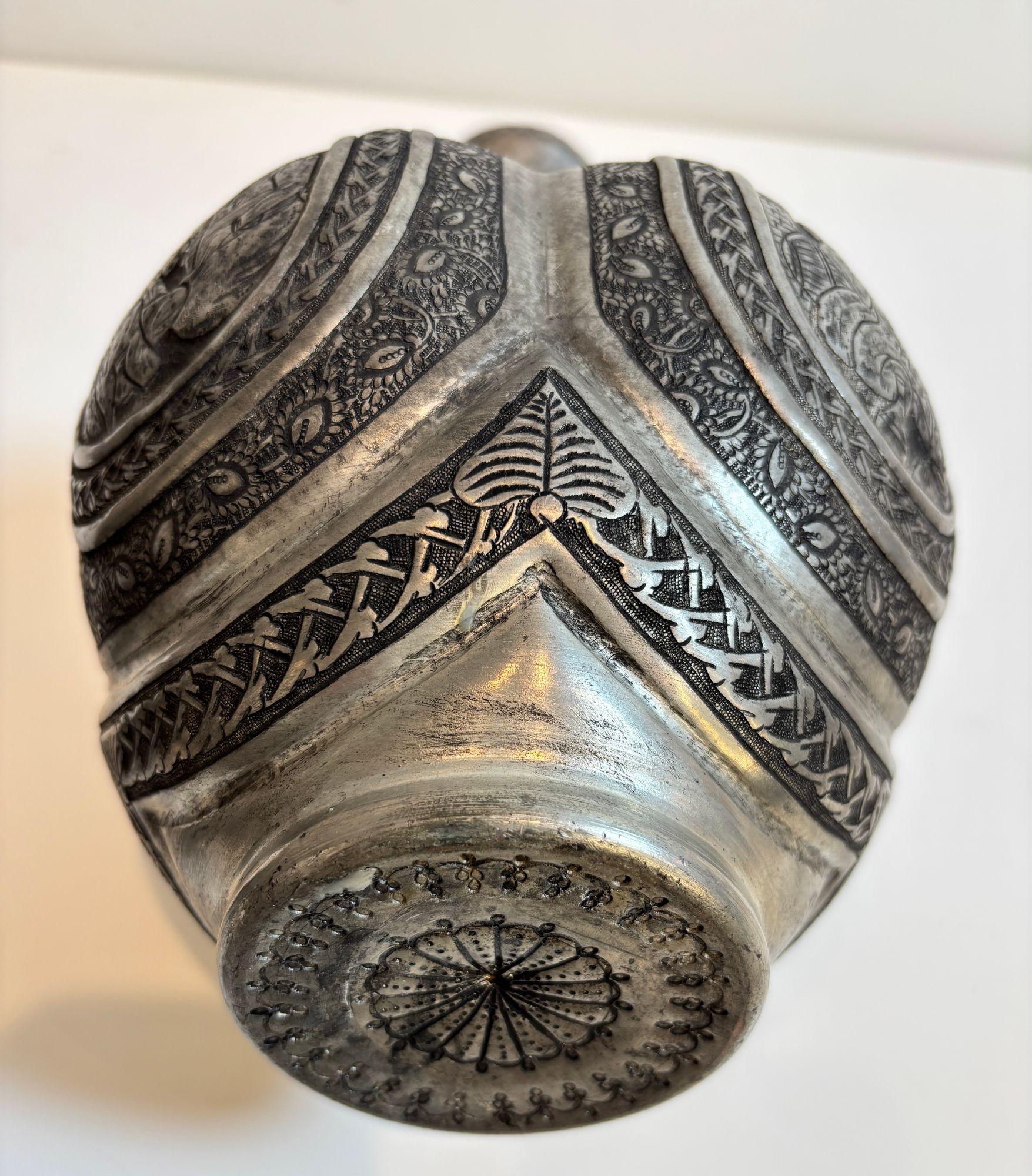 Ancienne jarre à couvercle en cuivre étamé INDO-PERSIENNE Art islamique du Moyen-Orient en vente 4