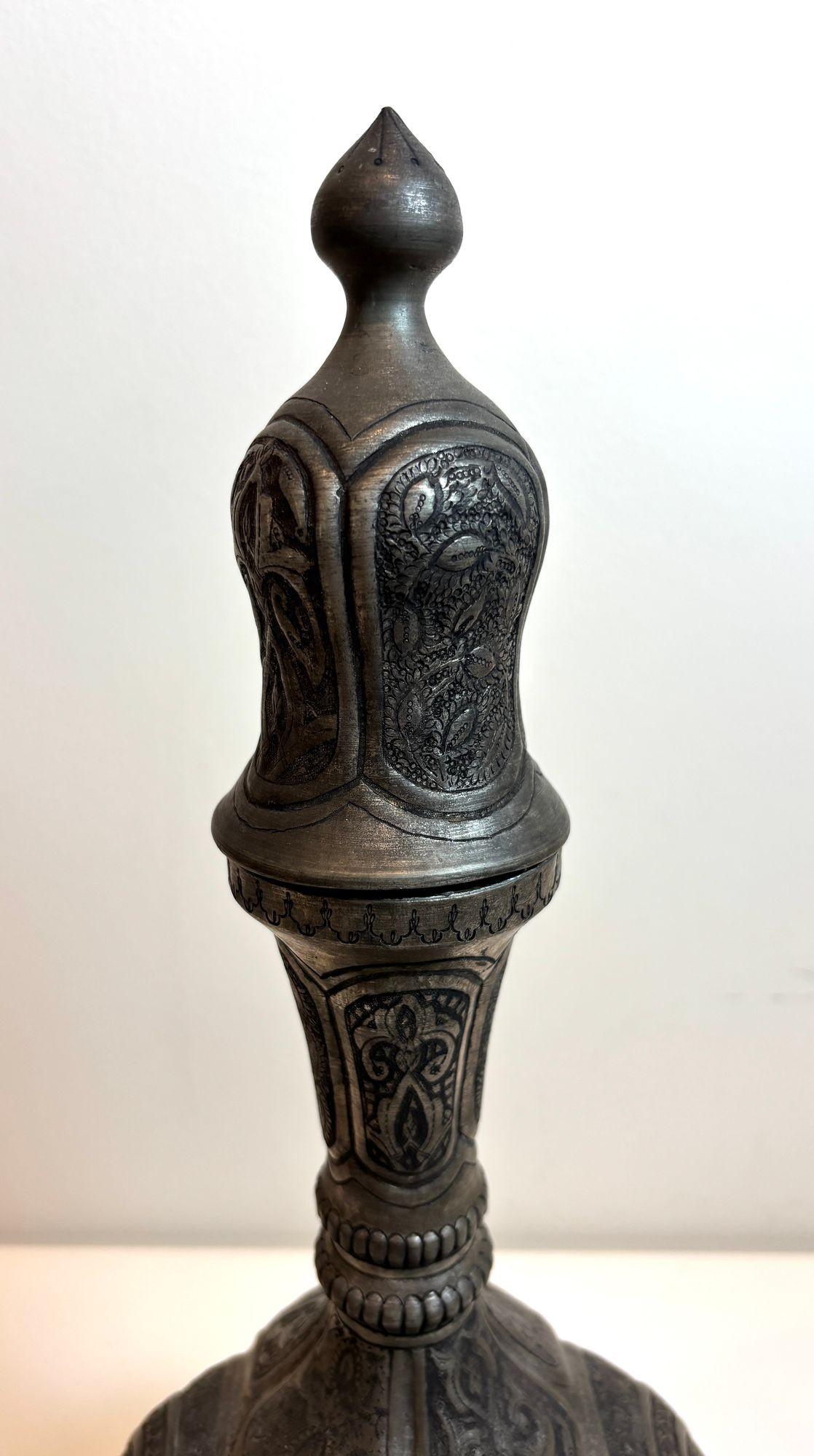Ancienne jarre en cuivre étamé INDO-PERSIENNE  Travail du métal islamique gravé à la main, c.C. 1900
Exemple frappant de l'art indo-persan du début du XXe siècle, cette jarre à couvercle antique est fabriquée à la main à partir de cuivre étamé lourd