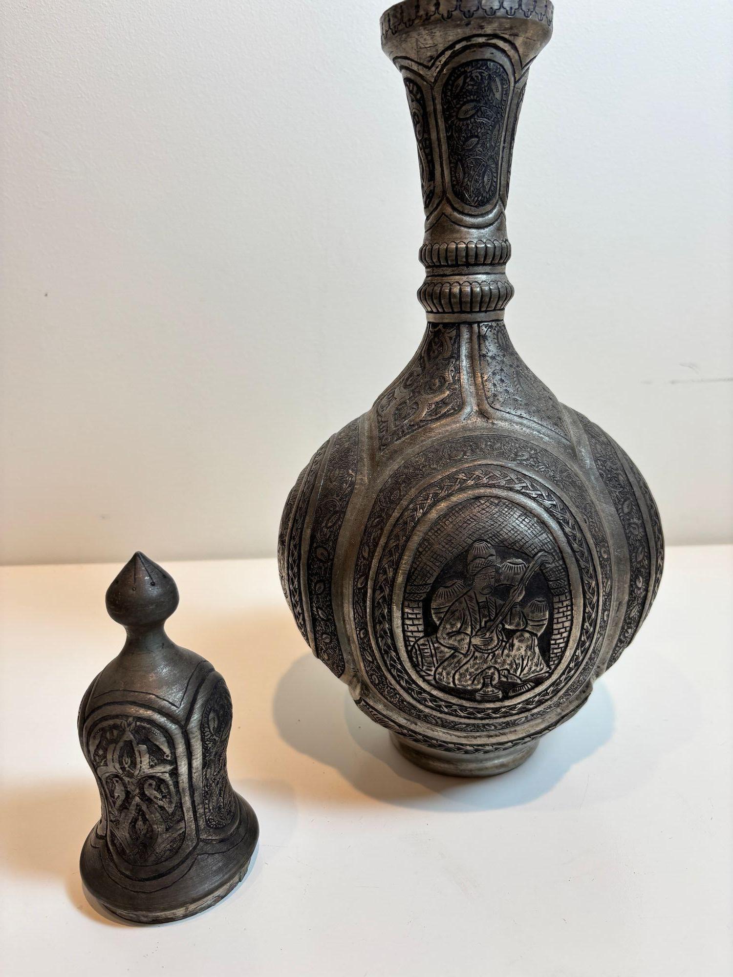 Sculpté à la main Ancienne jarre à couvercle en cuivre étamé INDO-PERSIENNE Art islamique du Moyen-Orient en vente