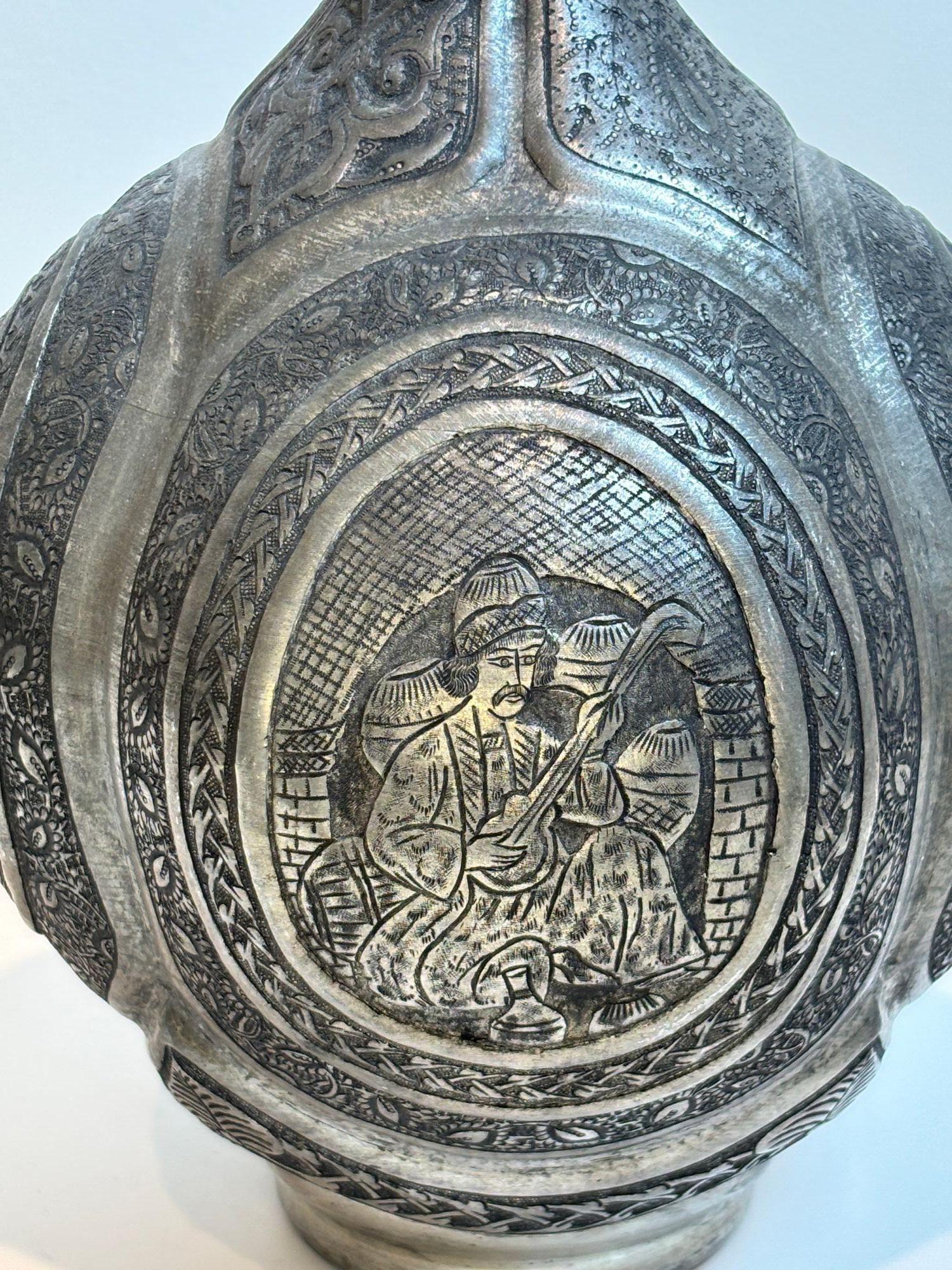 Métal Ancienne jarre à couvercle en cuivre étamé INDO-PERSIENNE Art islamique du Moyen-Orient en vente