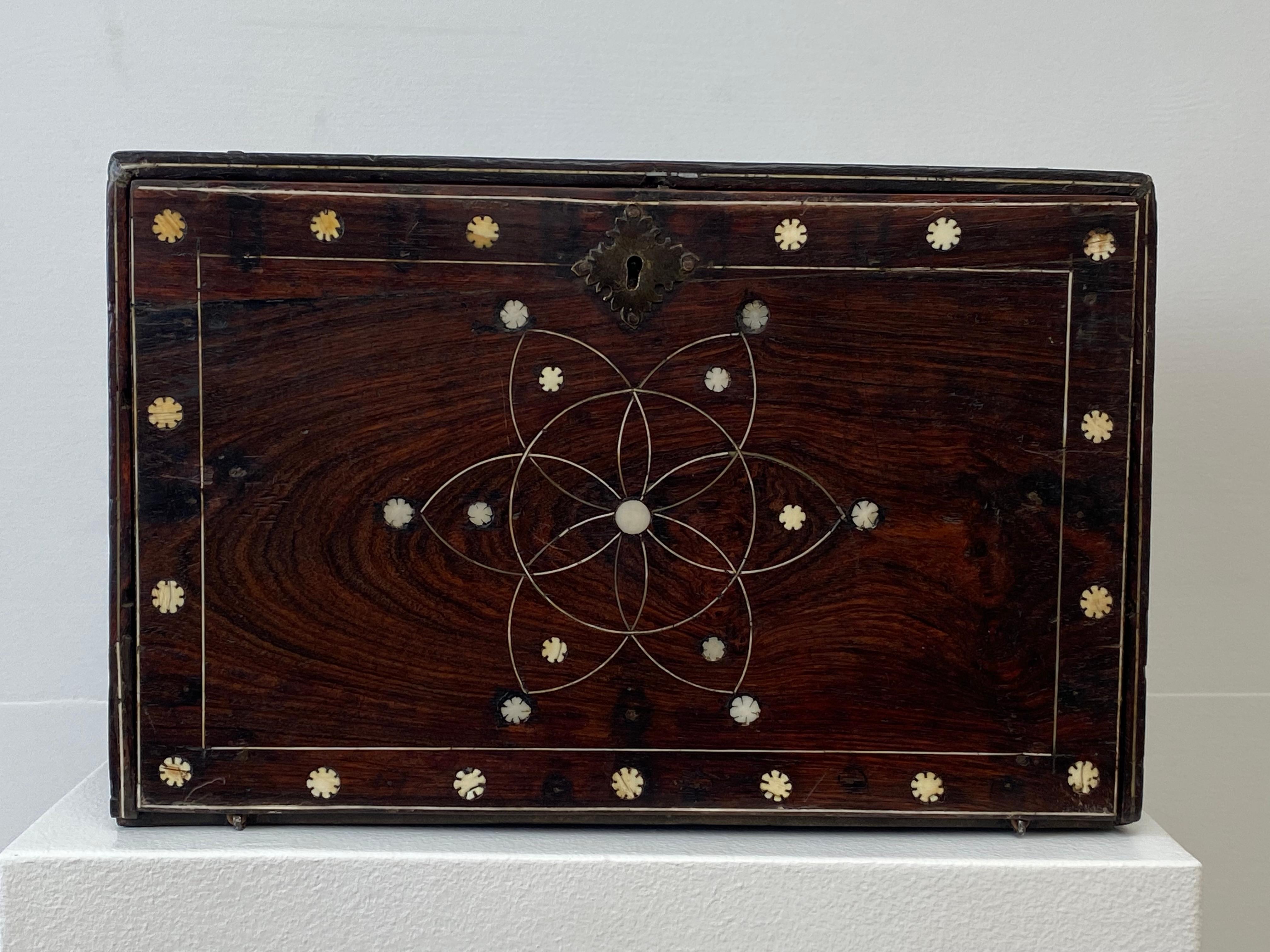 Außergewöhnlicher indo-portugiesischer Tischschrank aus dem 17. Jahrhundert,
Der seltene Schrank ist in einem sehr guten Zustand, hat eine aufklappbare Front und verfügt über 8 Schubladen, Messingknöpfe und -griffe.
Das Palisanderholz und die
