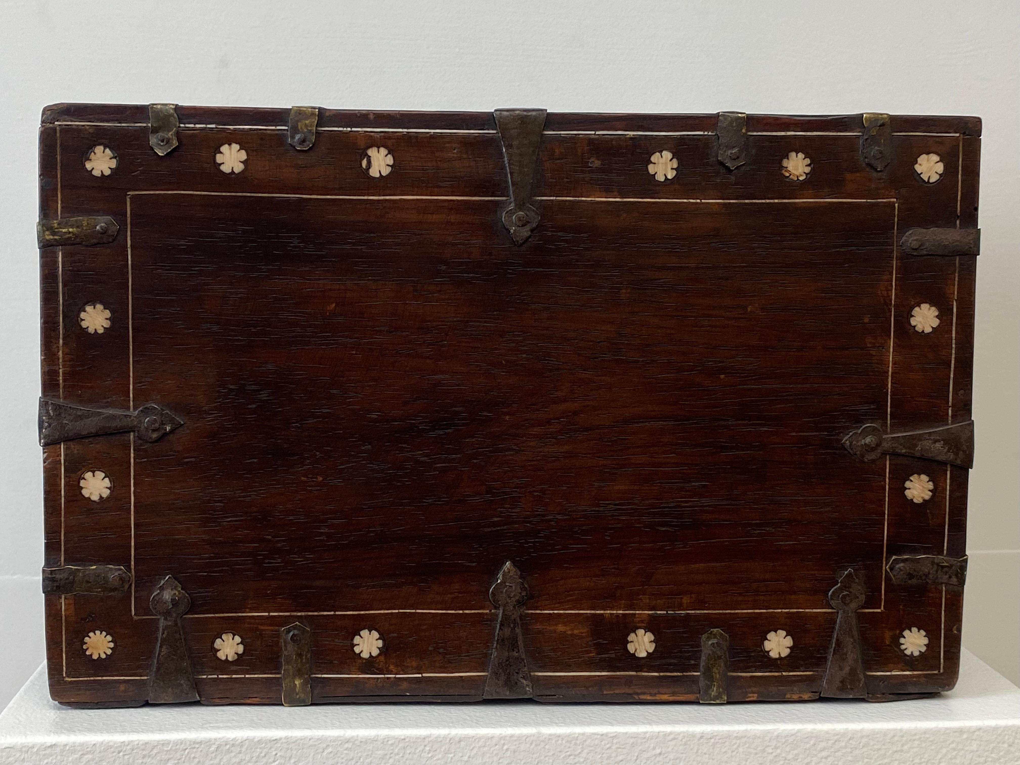 XVIIIe siècle et antérieur Ancien cabinet de table indo-portugais en vente
