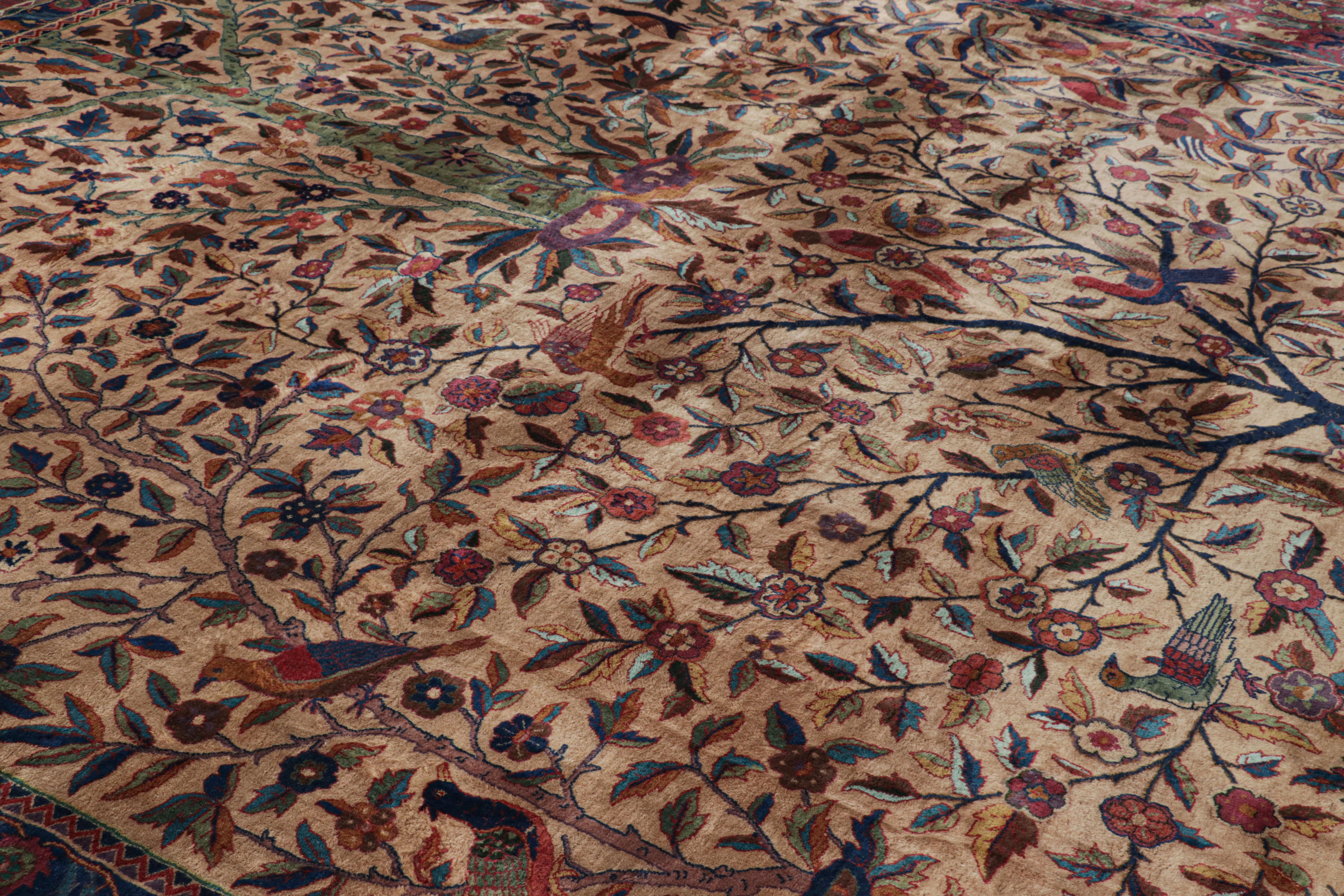 Anudada a mano en lana y originaria de la India hacia 1920-1930, esta alfombra cuadrada antigua de 15×15 está inspirada en las alfombras persas de procedencia Tabriz: una pieza rara y coleccionable como nueva incorporación a nuestra