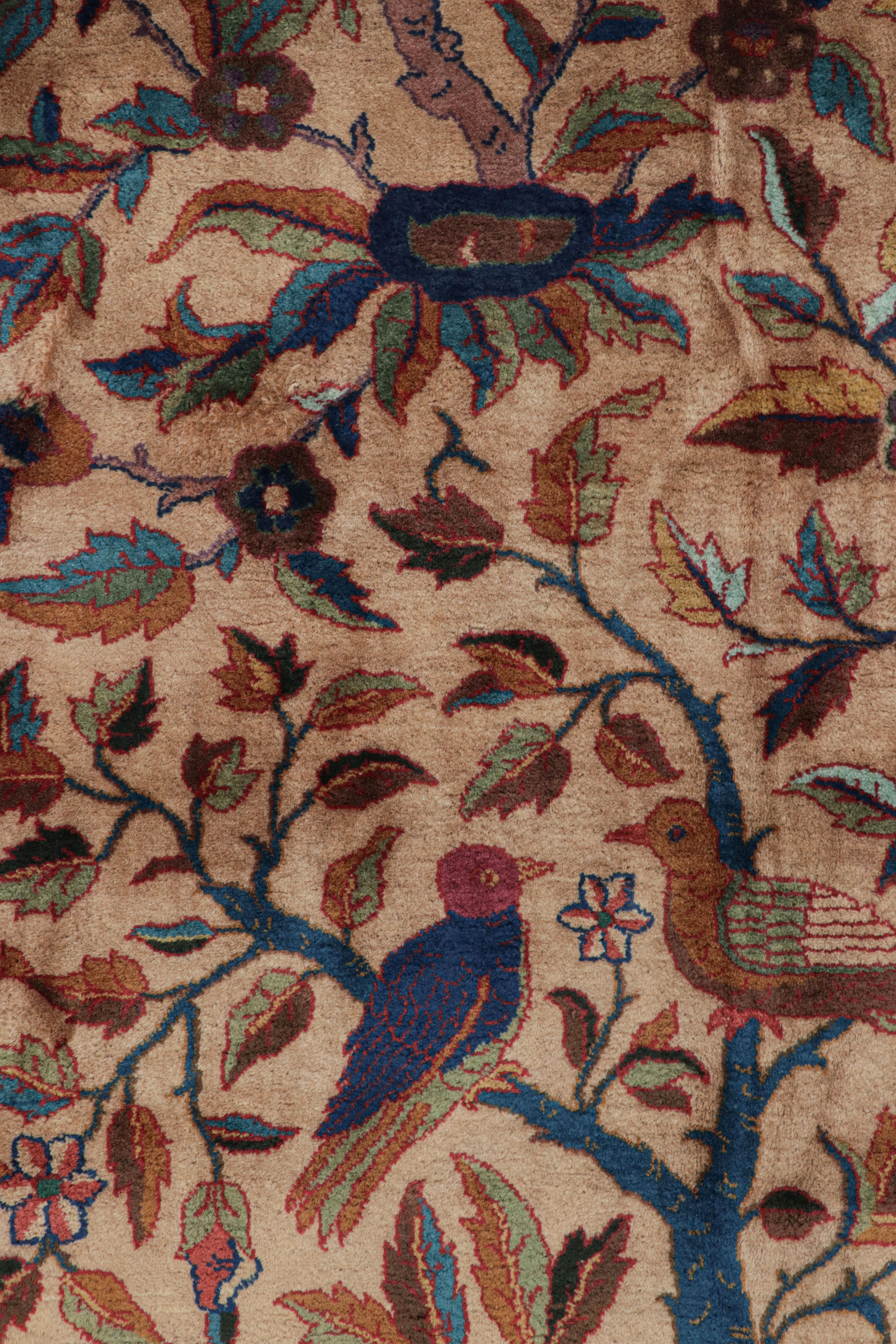 Alfombra cuadrada antigua Indo-Tabriz con motivos pictóricos y florales en venta 1