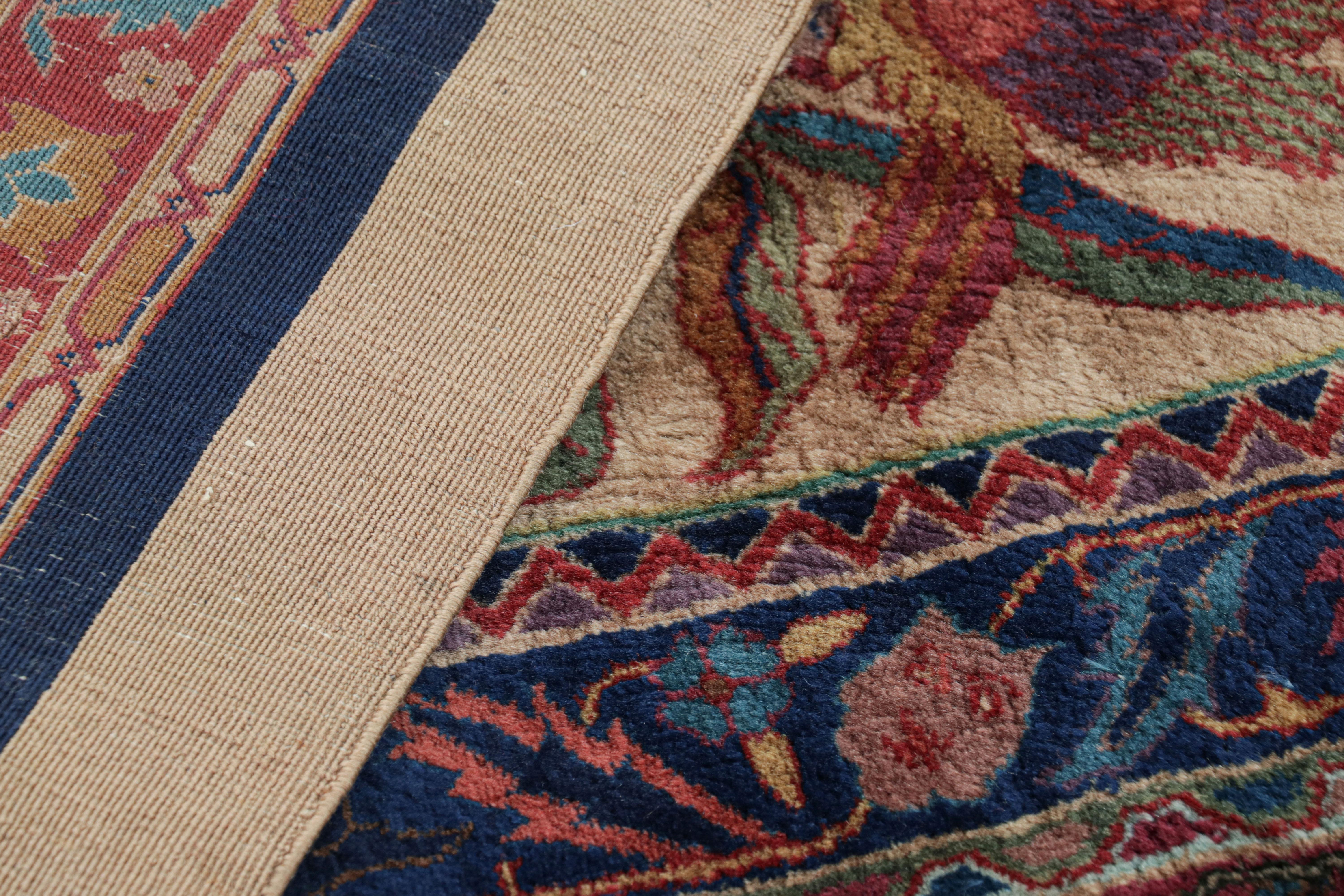 Alfombra cuadrada antigua Indo-Tabriz con motivos pictóricos y florales en venta 2