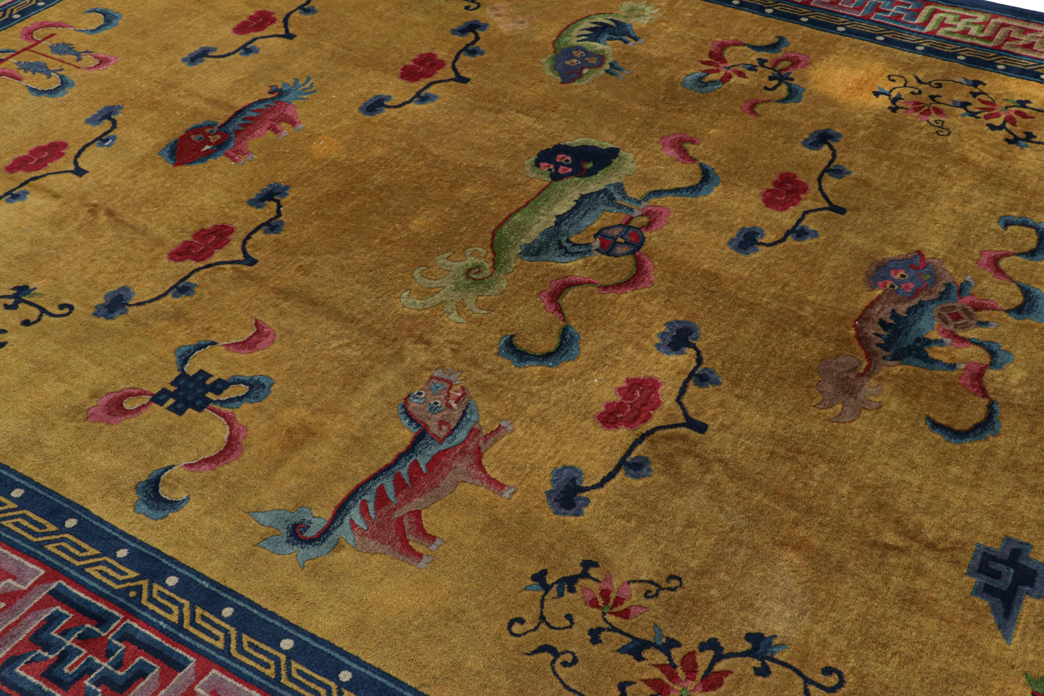 Dieser 9x11 große antike indochinesische Art-Déco-Teppich aus Wolle, handgeknüpft um 1920-1930, ist eine seltene und aufregende Kuration aus der Rug & Kilim Collection.

Über das Design: 

Es handelt sich um ein äußerst begehrtes Sammlerstück mit