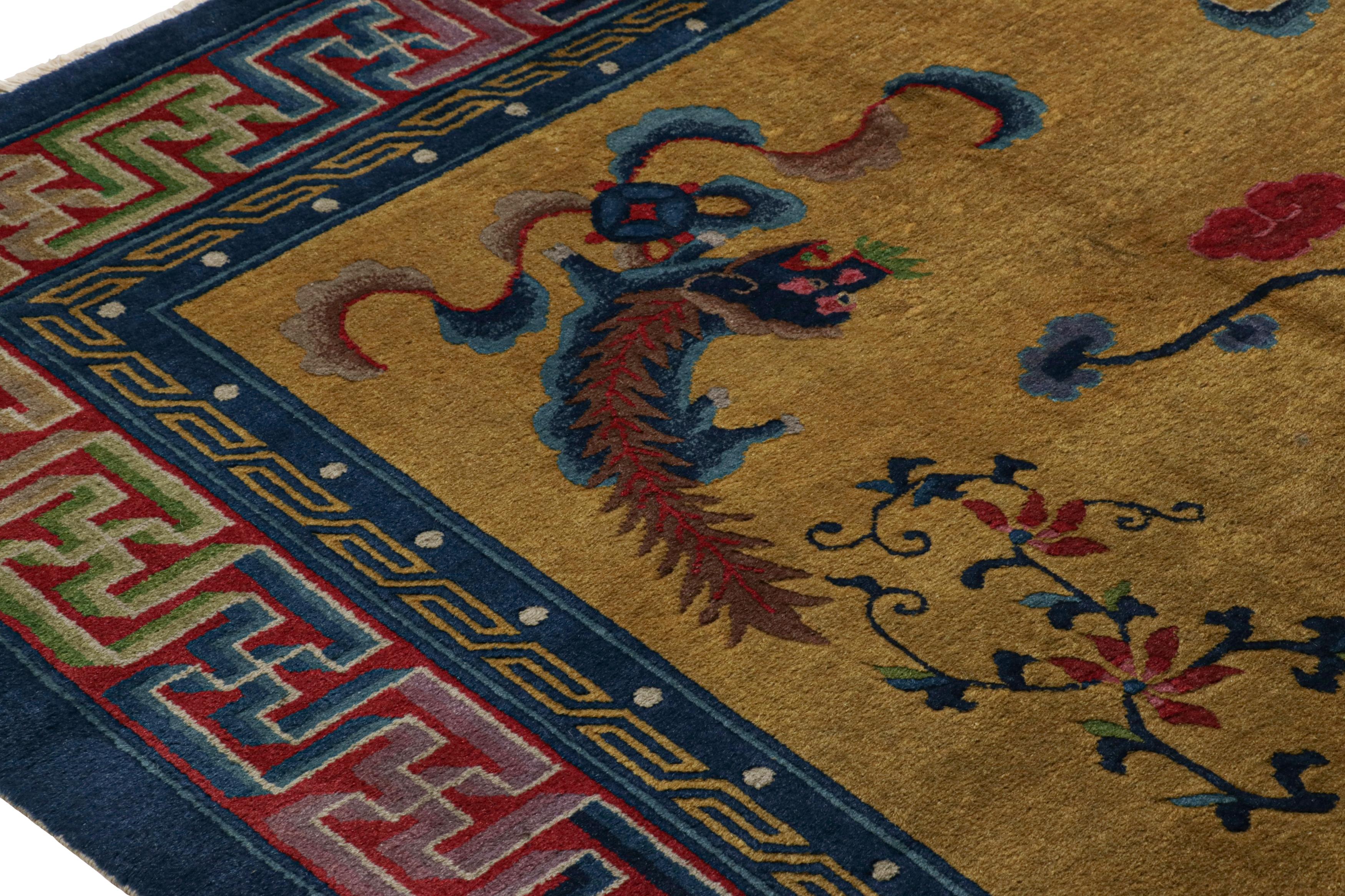 Antiker indochinesischer Art-Deco-Teppich in Gold mit Kirin-Motiven, von Rug & Kilim im Zustand „Gut“ im Angebot in Long Island City, NY