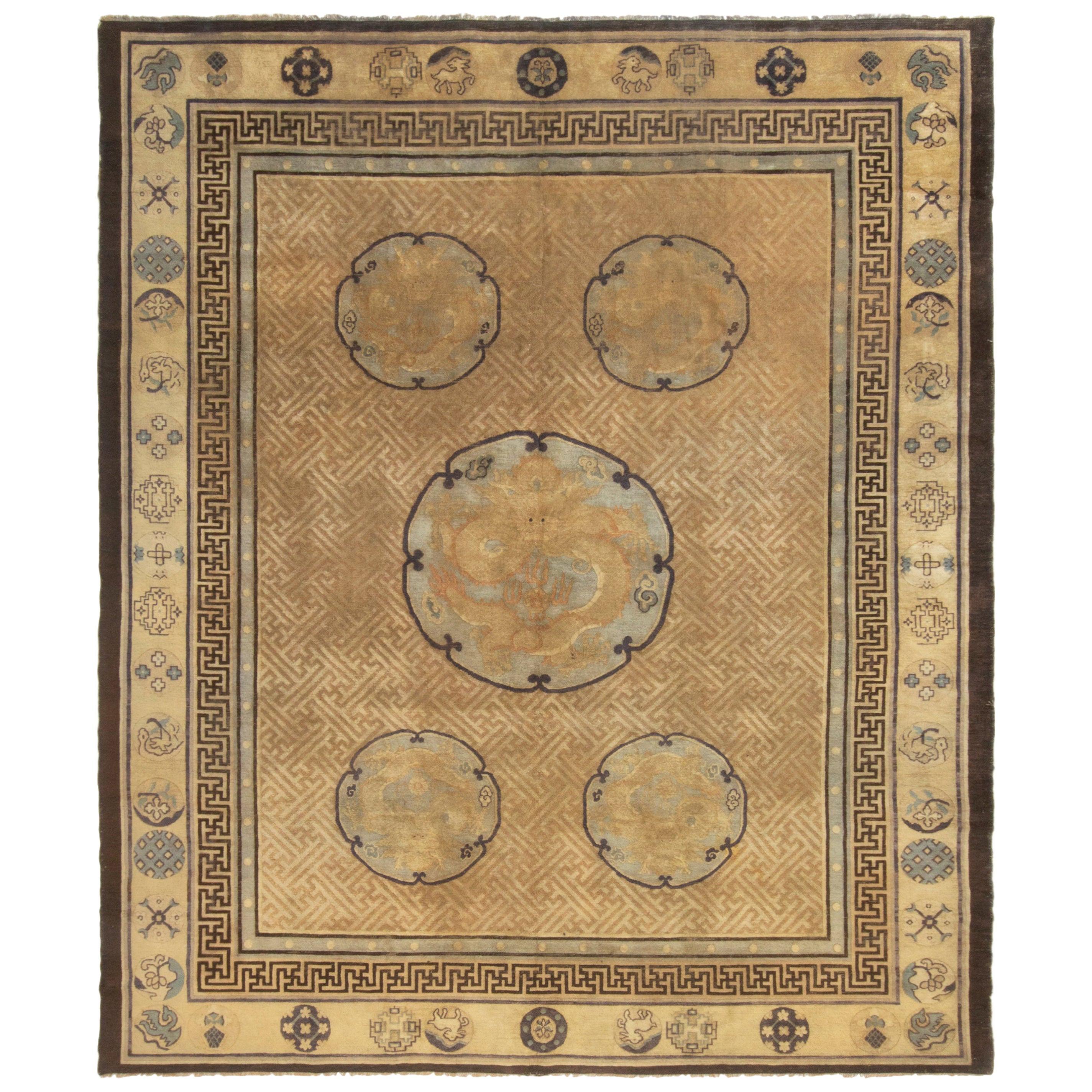 Antiker indochinesischer Goldmedaillon-Teppich mit floralem Akzent von Teppich & Kelim