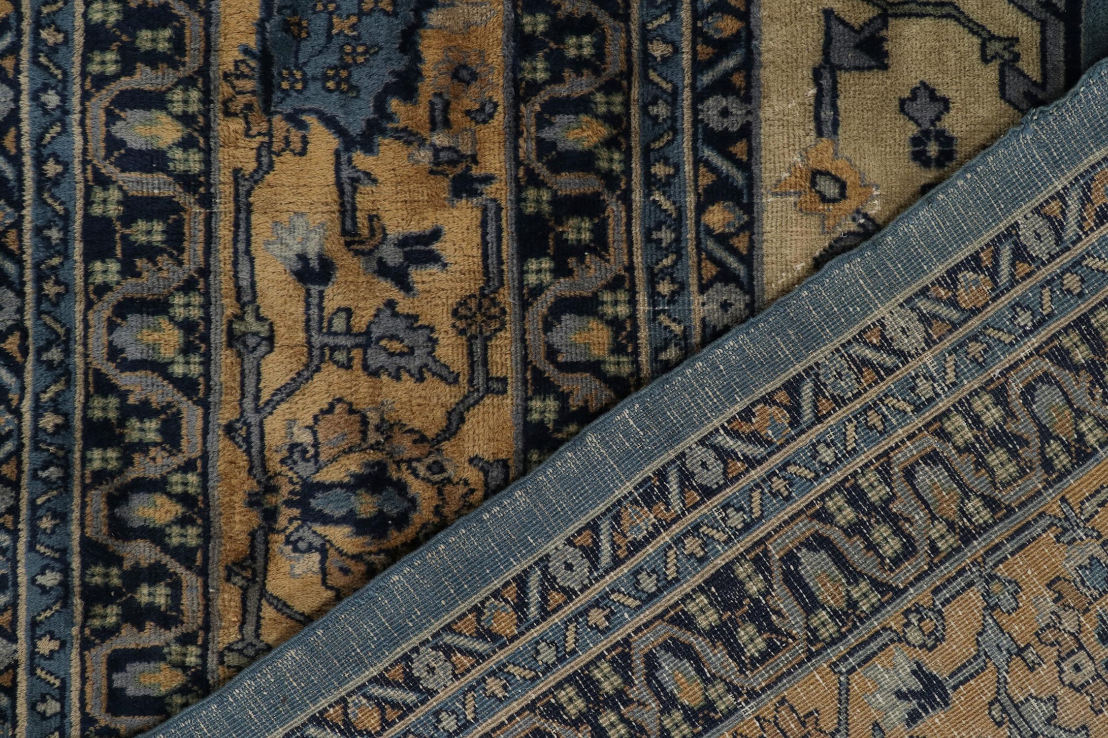 Antiker Indochinesischer Samarkand-Teppich in Blau mit Goldmedaillon von Rug & Kilim im Angebot 1