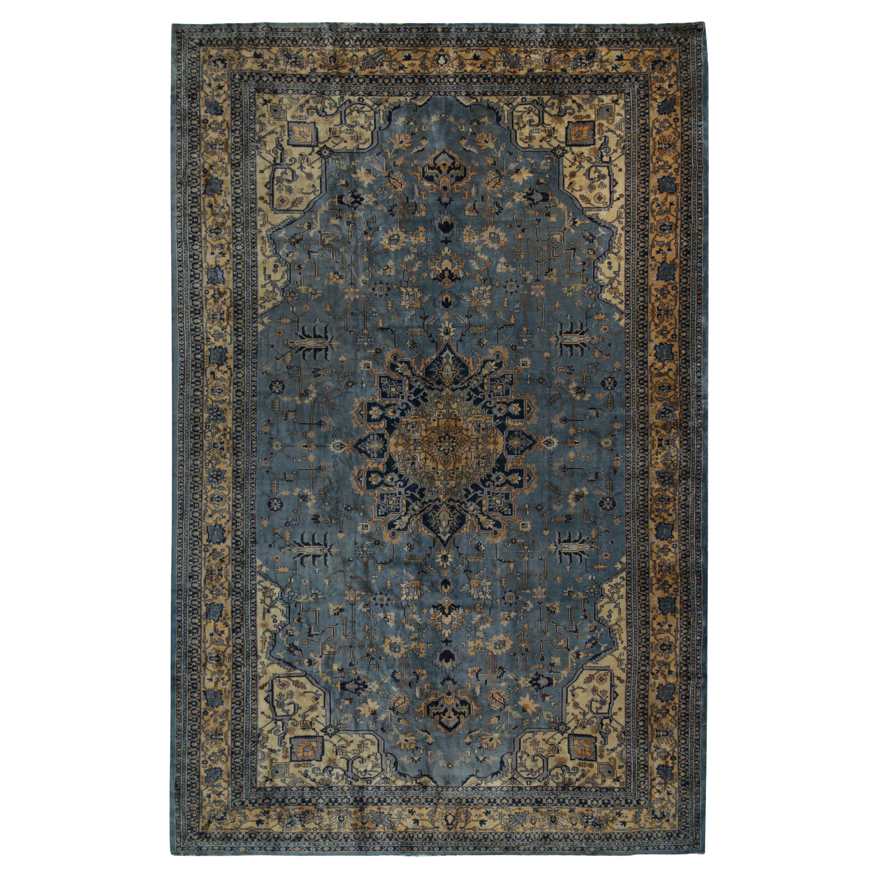 Antiker Indochinesischer Samarkand-Teppich in Blau mit Goldmedaillon von Rug & Kilim